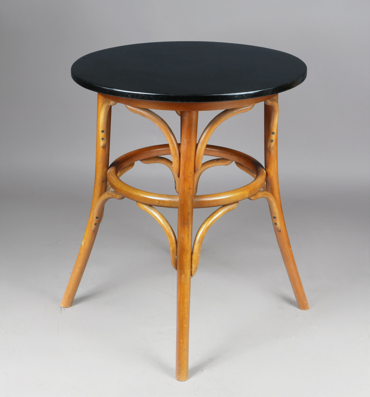  PEQUEÑA MESA RUMANA ESTILO THONET DE FORMA CIRCULAR. 