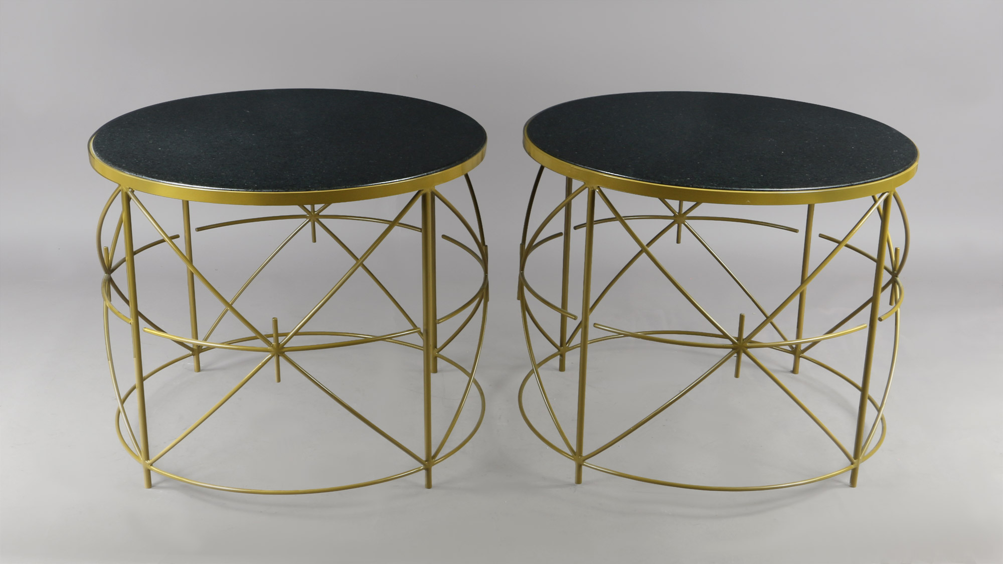 PAR DE MESAS BAJAS AUXILIARES DE FORMA CIRCULAR. PAR DE MESAS BAJAS AUXILIARES DE FORMA CIRCULAR.