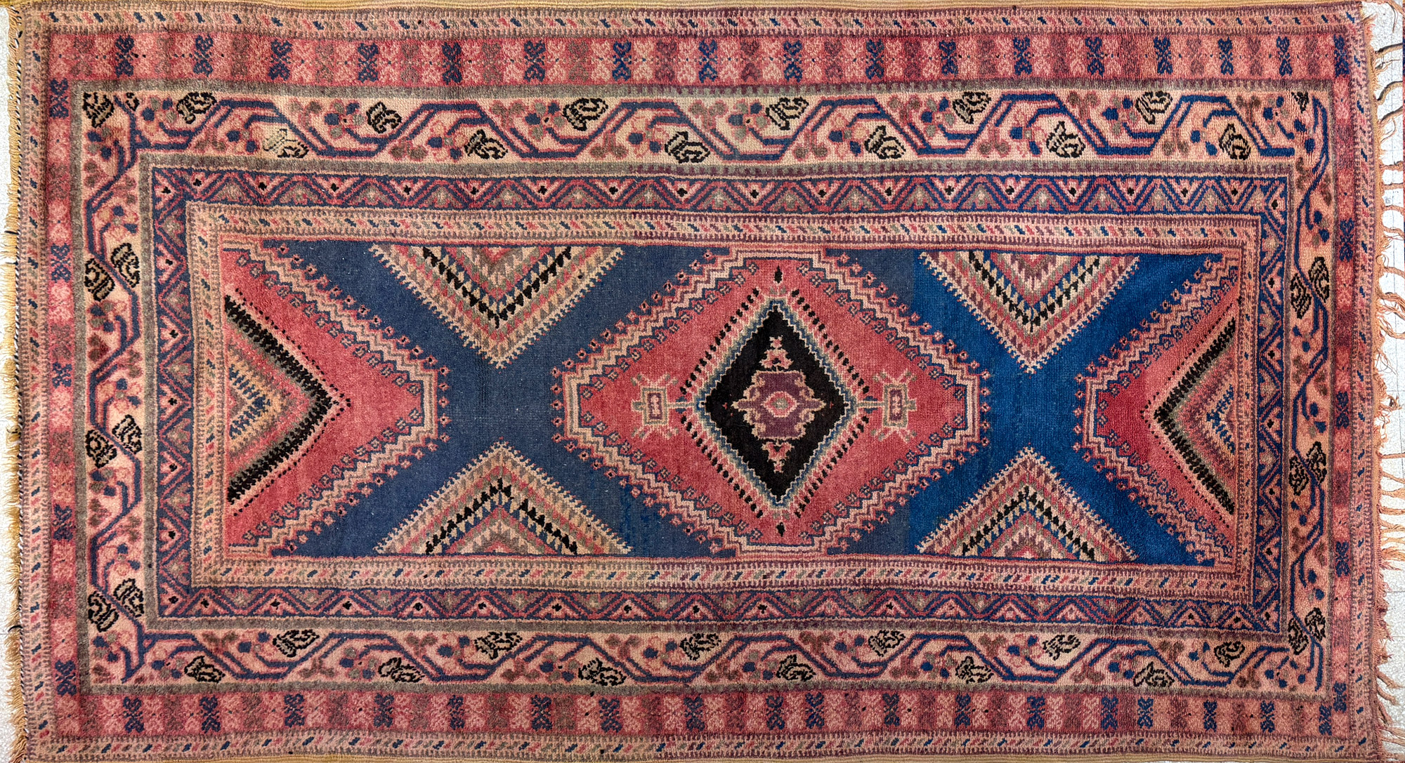  ALFOMBRA CAUCASICA DE LANA TEJIDA A MANO. 