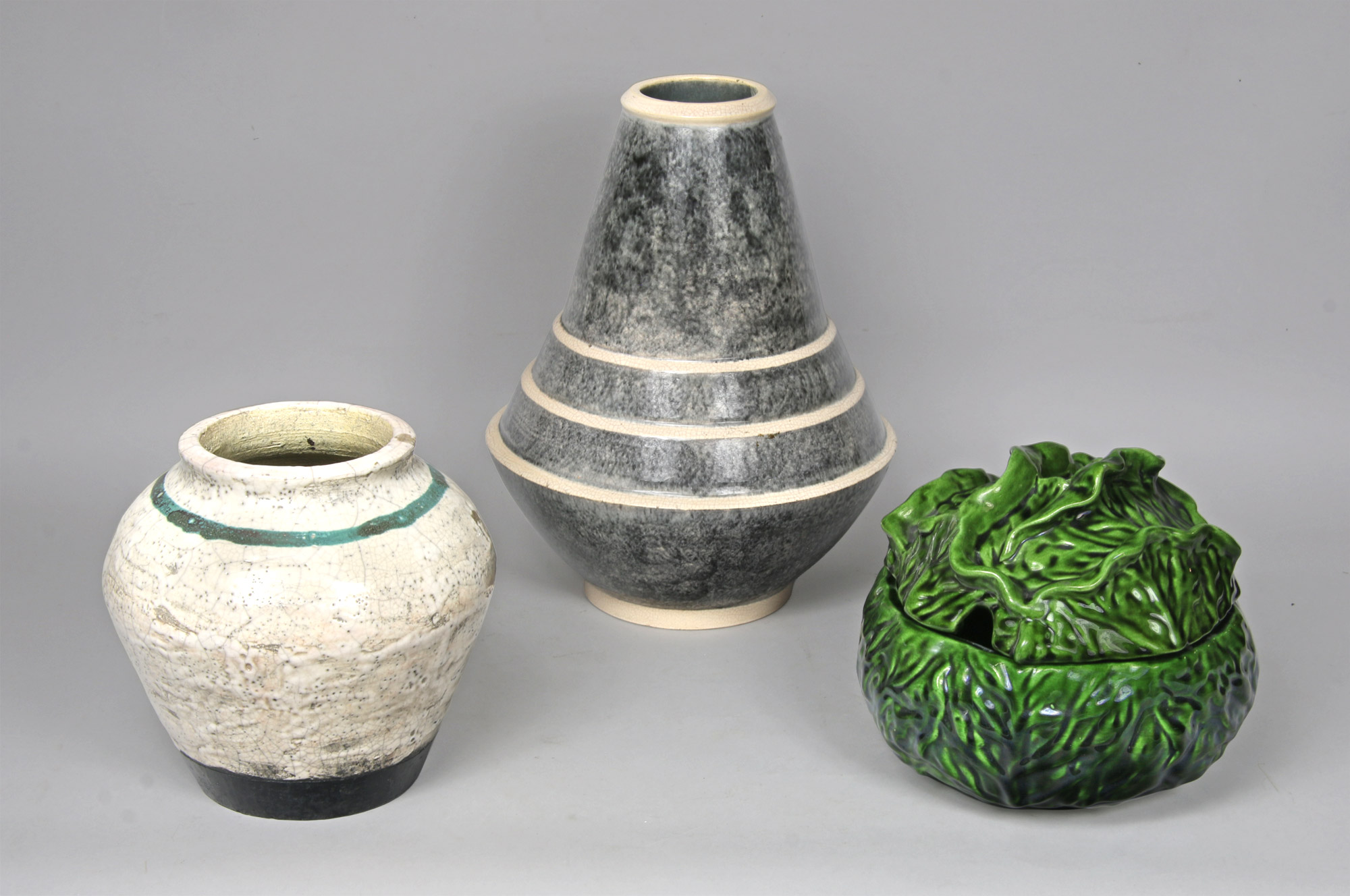 Lotes 703, 704 y 705: 
																		VASO DE CERAMICA ESMALTADA FIRMADO OROSCO. 
																		GUILLARD, Marcel: VASO FRANCES DE CERAMICA ESMALTADA FIRMADO GUILLARD.
																		SOPERA 'REPOLLO' DE CERAMICA ESMALTADA CON TAPA. 