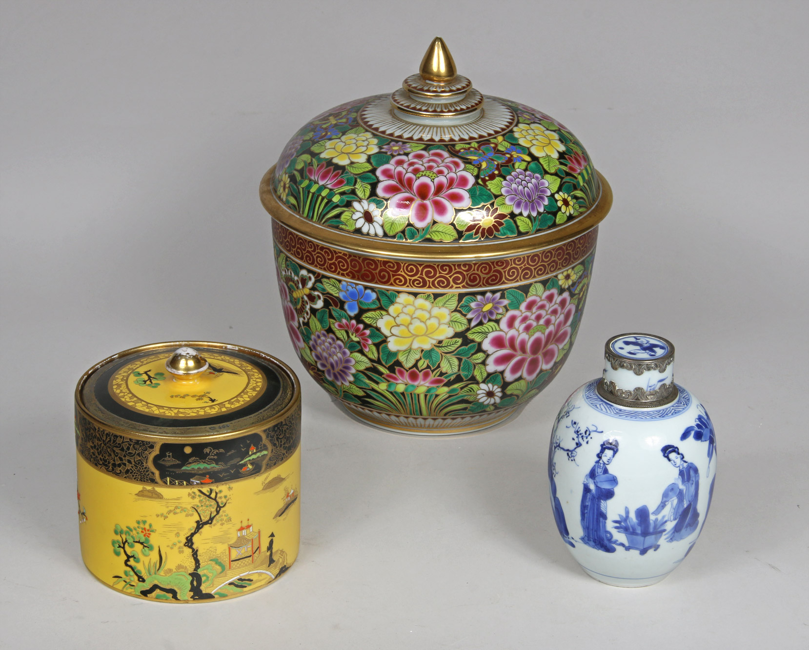 Lotes 625, 626 y 627: 
																		TABAQUERA DE LOZA INGLESA DECORADA CON TAPA. 
																		POTICHE DE PORCELANA CHINA CON TAPA. 
																		BOTELLA DE PORCELANA CHINA AZUL Y BLANCA CON TAPA.