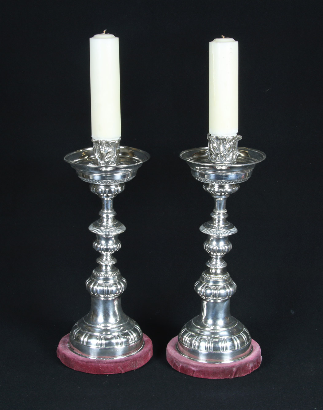 PAR DE GRANDES CANDELEROS DE METAL PLATEADO. PAR DE GRANDES CANDELEROS DE METAL PLATEADO.