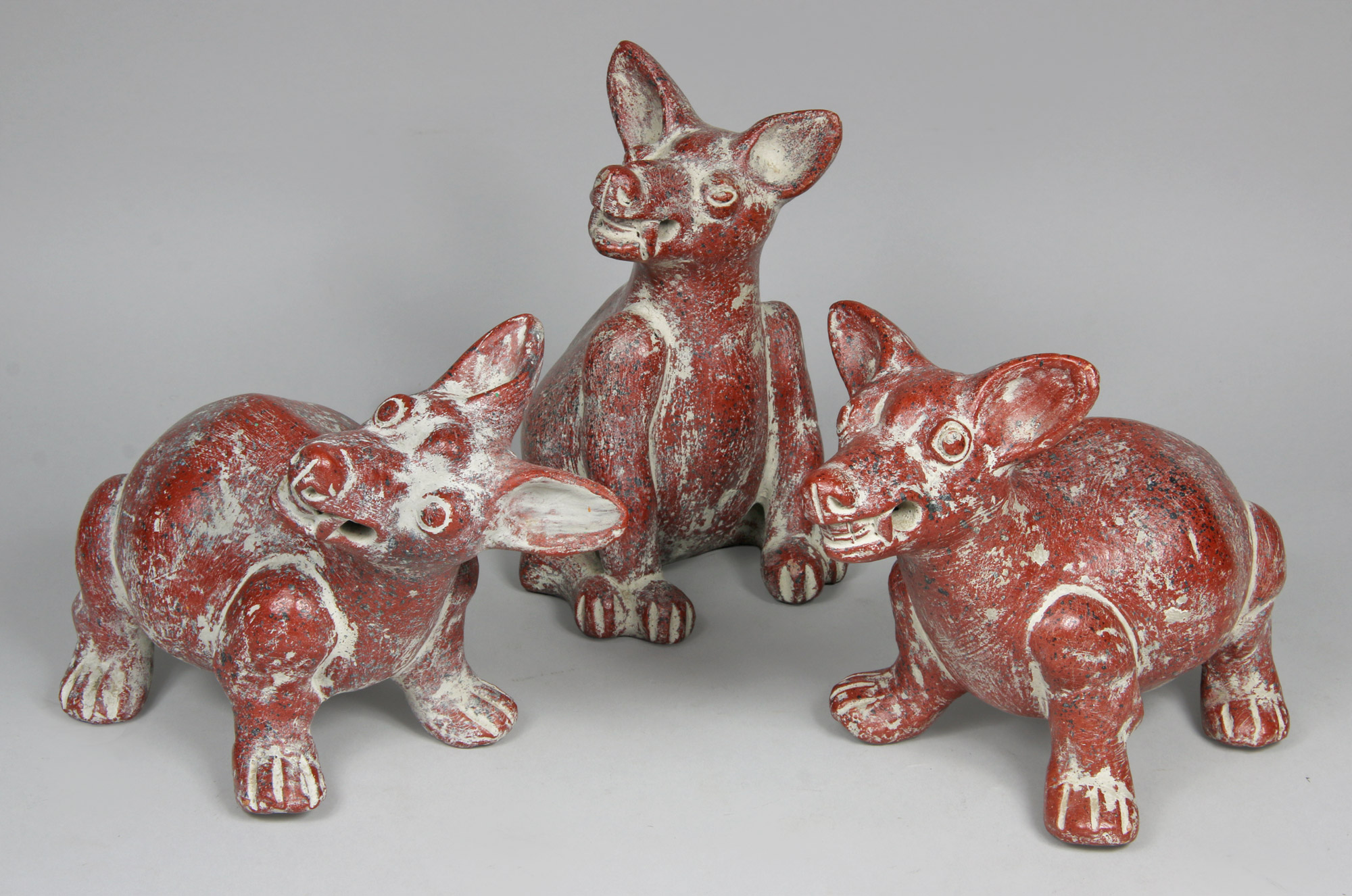 TRES PERROS MEXICANOS EN CERAMICA DE OAXACA. TRES PERROS MEXICANOS EN CERAMICA DE OAXACA.