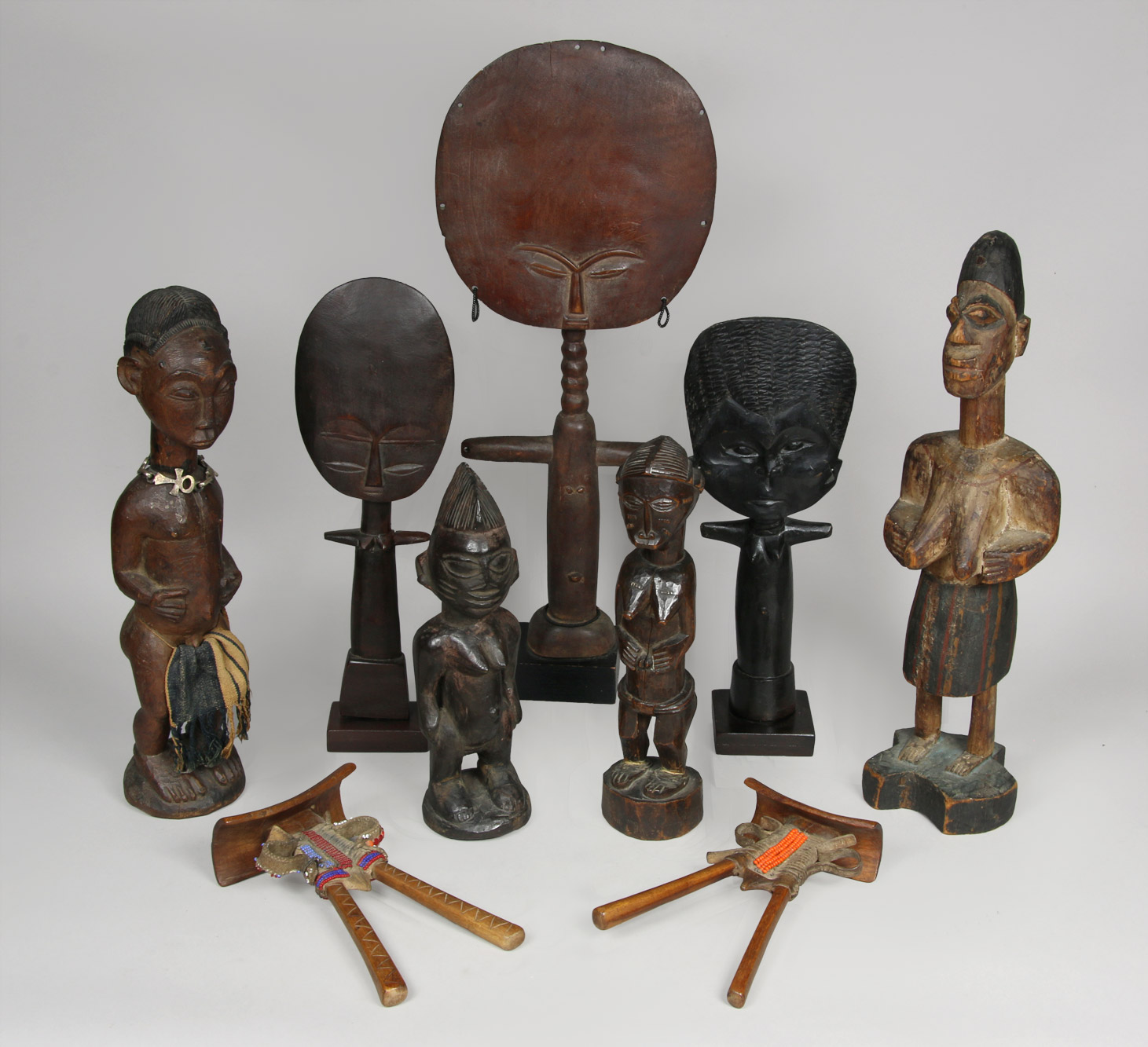 Lotes 568, 569, 570 y 571: 
																		DOS ANTIGUAS TALLAS AFRICANAS DE LA CULTURA BAULE. 
																		TRES MUÑECAS AFRICANAS DE MADERA TALLADA. 
																		DOS ANTIGUAS FIGURAS AFRICANAS DE MADERA TALLADA. 
																		DOS ANTIGUOS REPOSA CABEZAS AFRICANOS SIGLO XIX. 