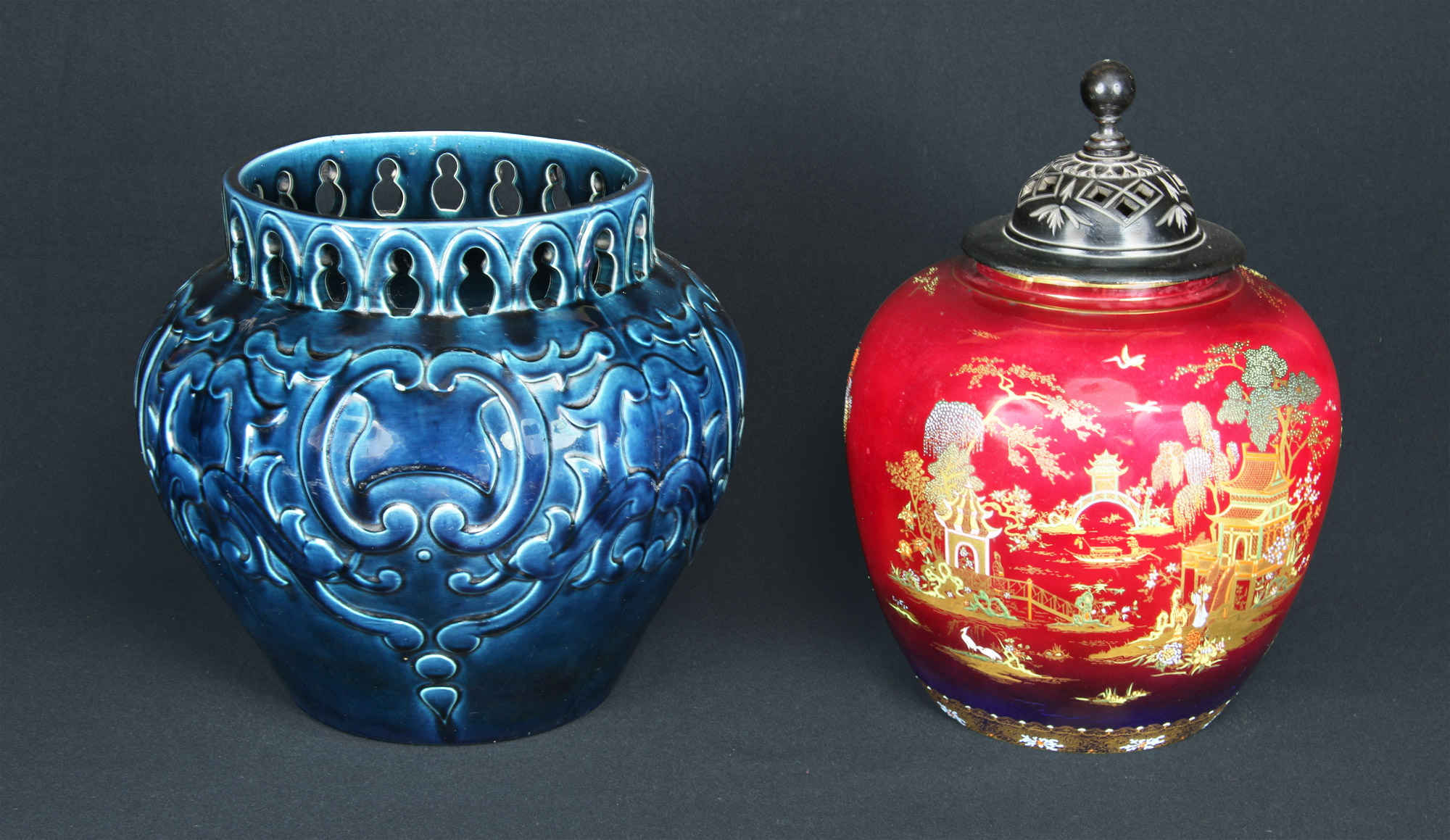 Lotes 683 y 684: 
																		ANTIGUO CACHE POT INGLES DE CERAMICA ESMALTADA. 
																		VASO DE LOZA INGLESA CARLTON WARE CON TAPA. 