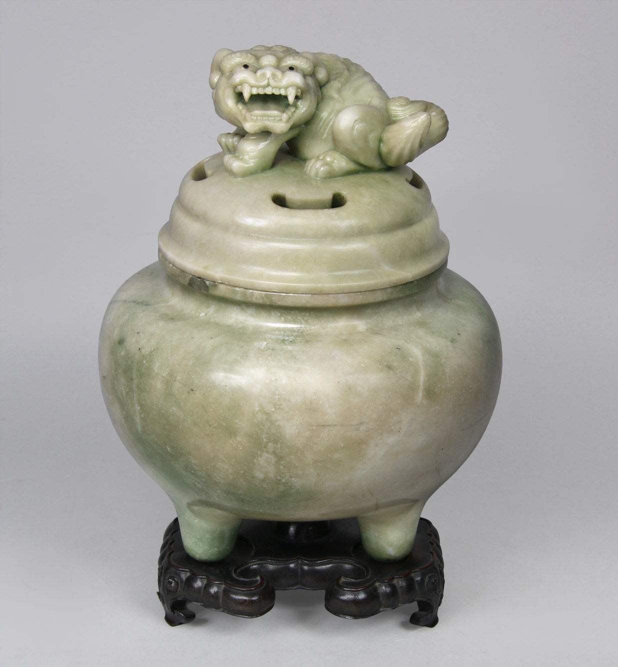 ANTIGUO SAHUMADOR CHINO DE JADEITA CON TAPA. ANTIGUO SAHUMADOR CHINO DE JADEITA CON TAPA.