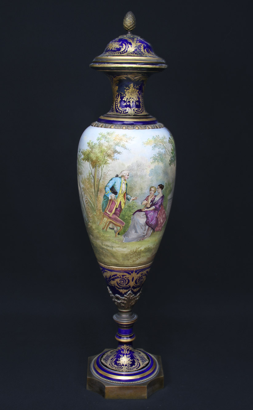  GRAN VASO DE PORCELANA FRANCESA DE SEVRES CON TAPA.