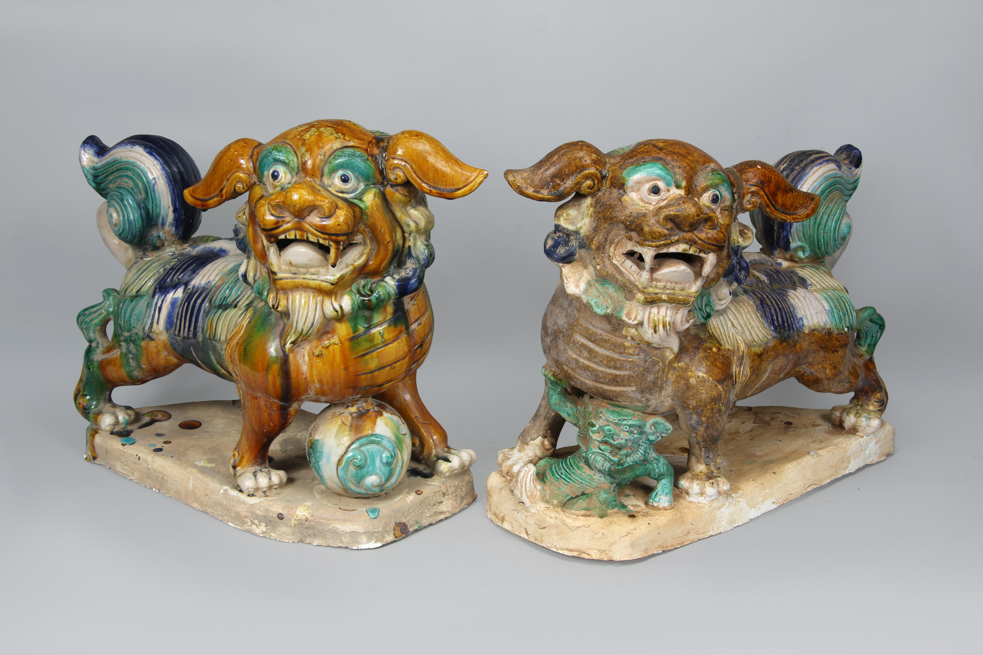  PAR DE PERROS CHINOS DE CERAMICA ESMALTADA ESTILO T'ANG.