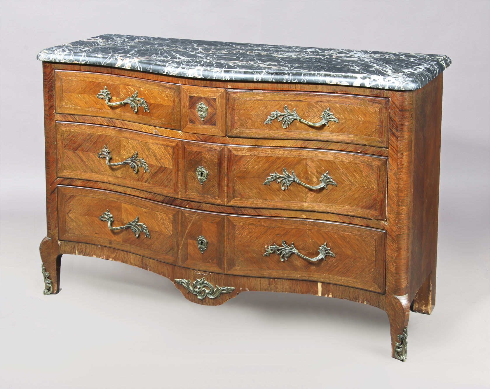 COMODA DE ESTILO FRANCES LUIS XV. COMODA DE ESTILO FRANCES LUIS XV.