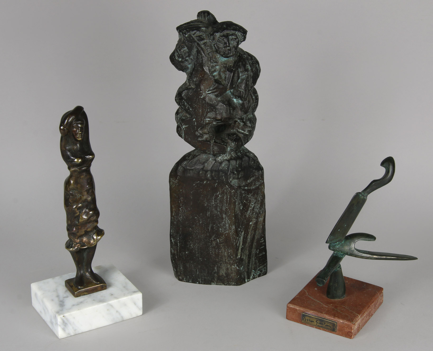 Lotes 574, 575: 
																		GALDAMEZ, Fabián: 'FLAMENCO'
																		'GAUCHO A CABALLO'