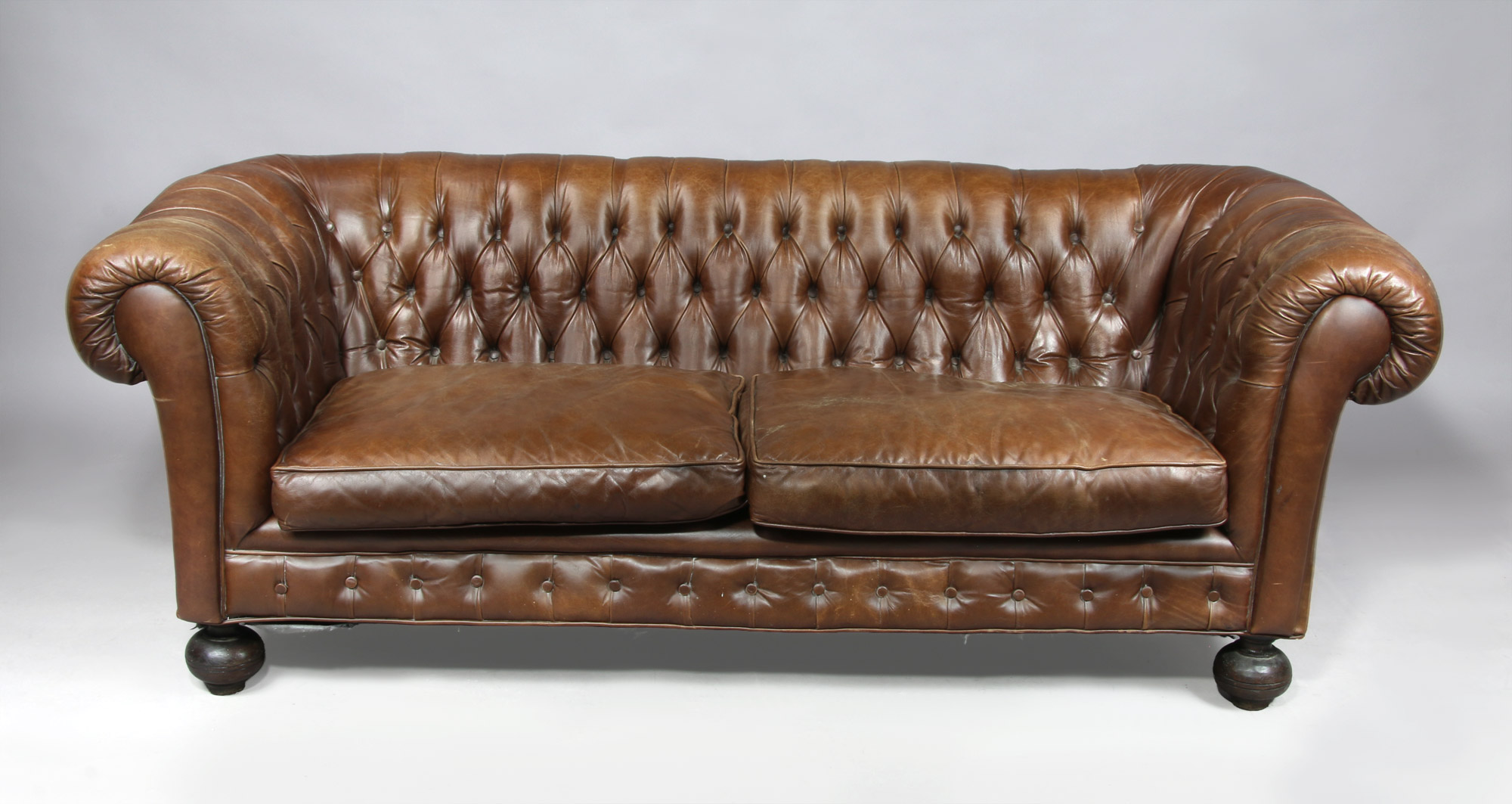 SOFA CHESTERFIELD TOTALMENTE TAPIZADO EN CUERO MARRON. SOFA CHESTERFIELD TOTALMENTE TAPIZADO EN CUERO MARRON.