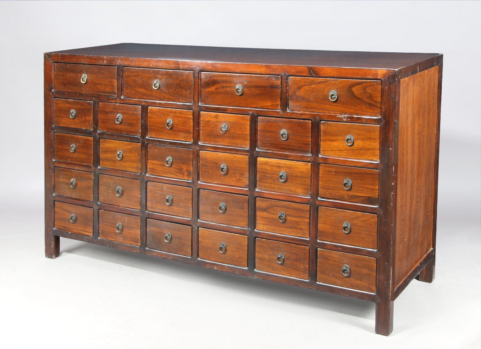  GRAN MUEBLE CAJONERO ORIENTAL DE ARRIMO. 