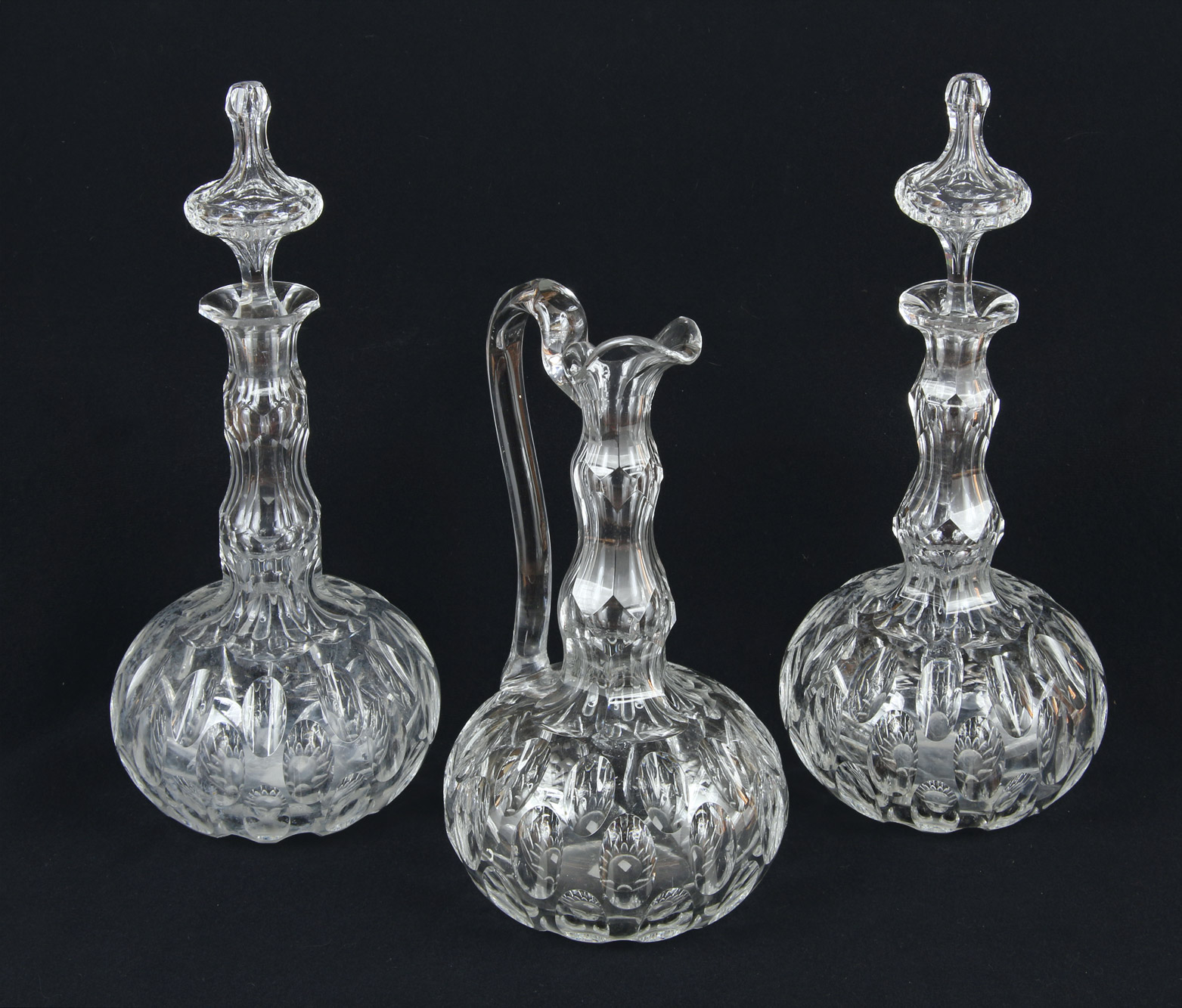 GARRAFA Y PAR DE BOTELLONES DE MEDIO CRISTAL FACETADO. GARRAFA Y PAR DE BOTELLONES DE MEDIO CRISTAL FACETADO.