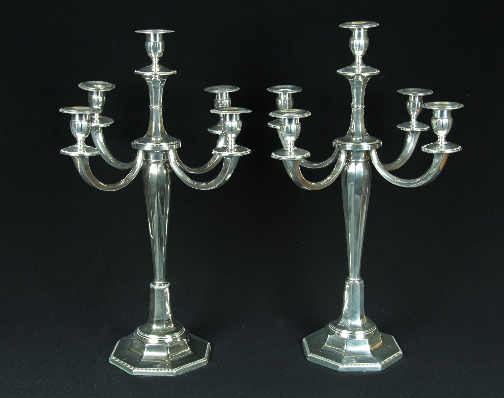 PAR DE GRANDES CANDELABROS DE METAL PLATEADO. PAR DE GRANDES CANDELABROS DE METAL PLATEADO.