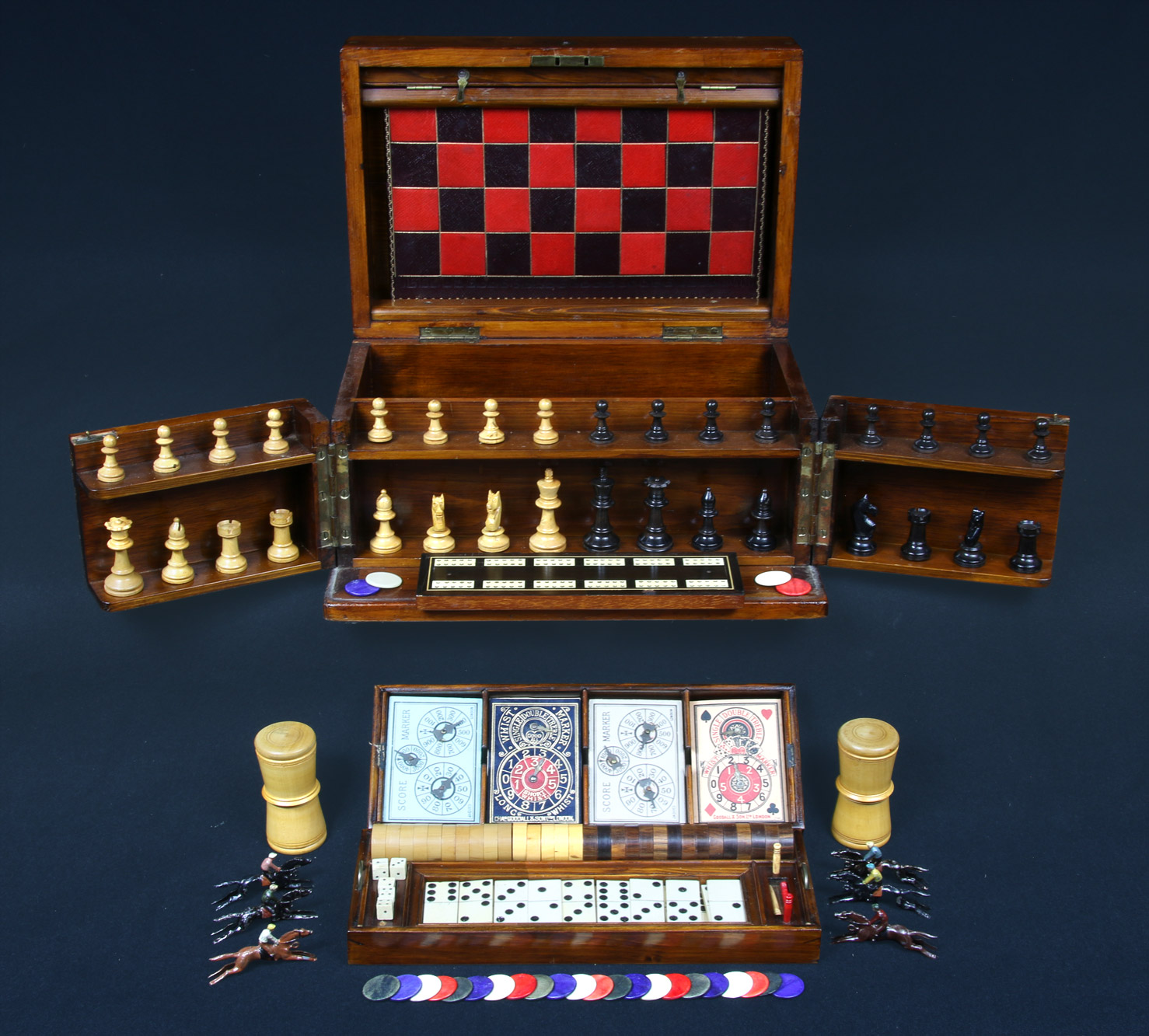 CAJA INGLESA DE MADERA ENCHAPADA EN CAOBA PARA JUEGOS. CAJA INGLESA DE MADERA ENCHAPADA EN CAOBA PARA JUEGOS.