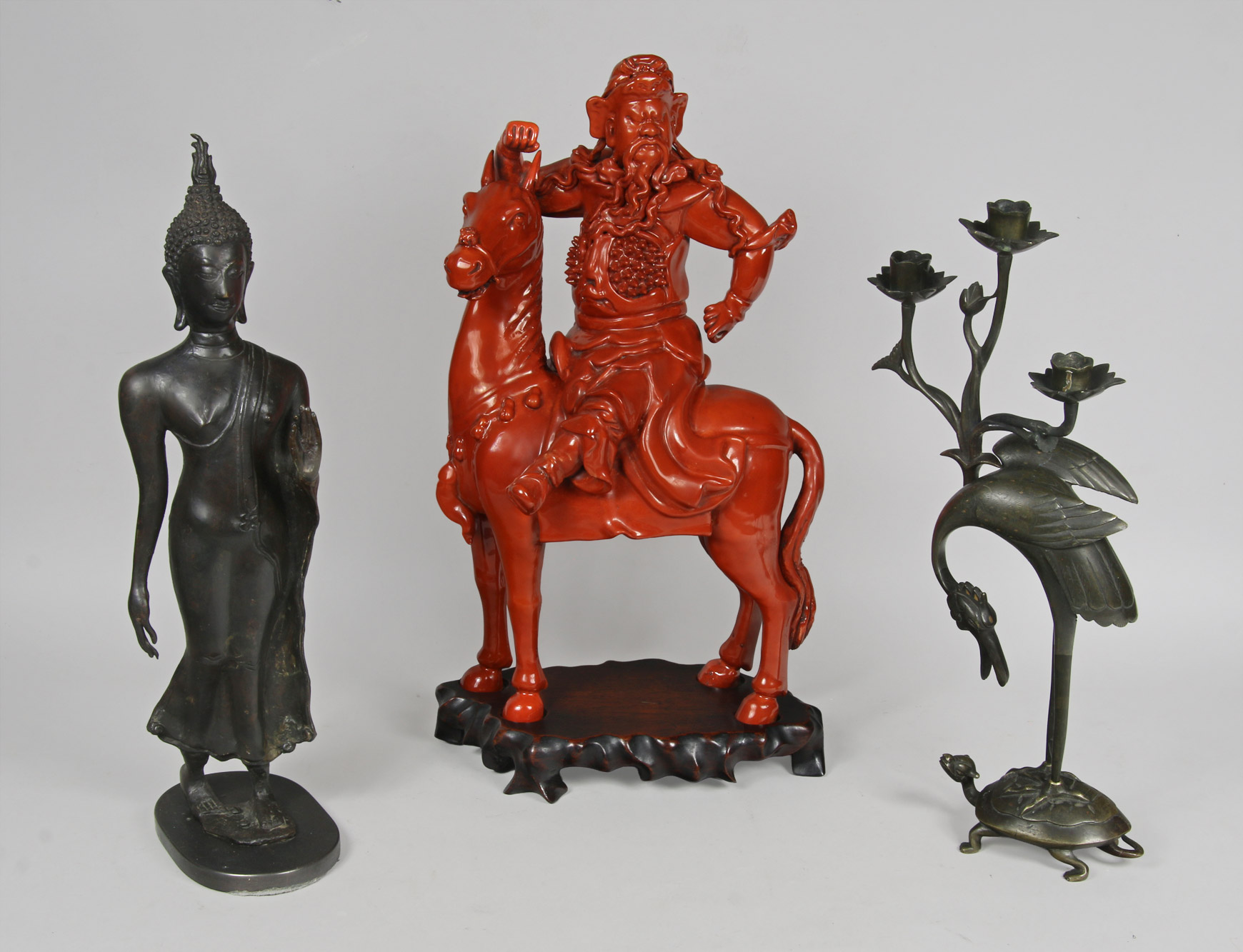 Lotes 670, 671 y 672: 
																		FIGURA TAILANDESA DE BRONCE PATINADO.
																		FIGURA JINETE A CABALLO DE PORCELANA CHINA ESMALTADA.
																		CANDELABRO JAPONES DE BRONCE PATINADO Y CINCELADO.