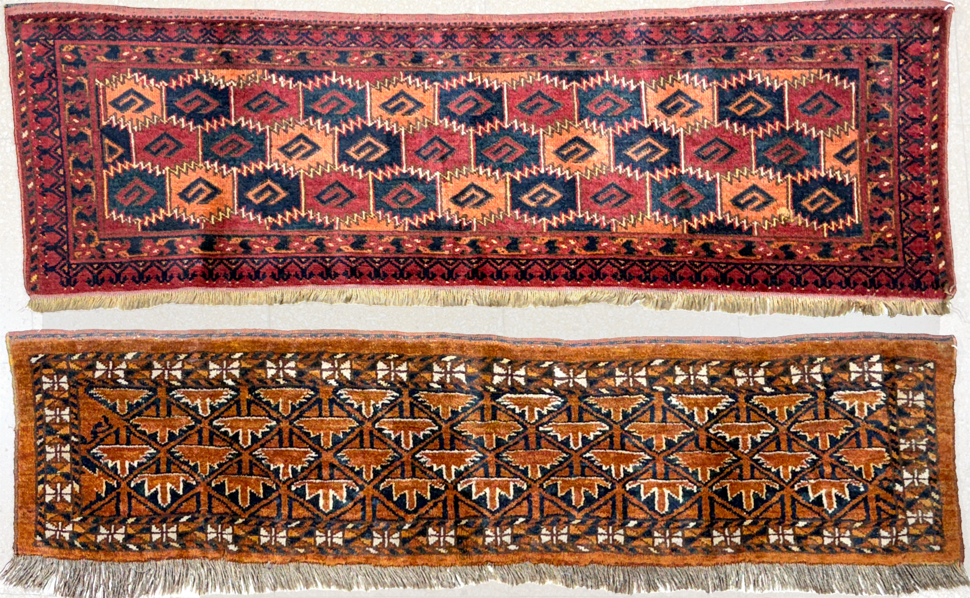 DOS FRAGMENTOS DE ANTIGUAS ALFOMBRAS PERSAS DIFERENTES. DOS FRAGMENTOS DE ANTIGUAS ALFOMBRAS PERSAS DIFERENTES.