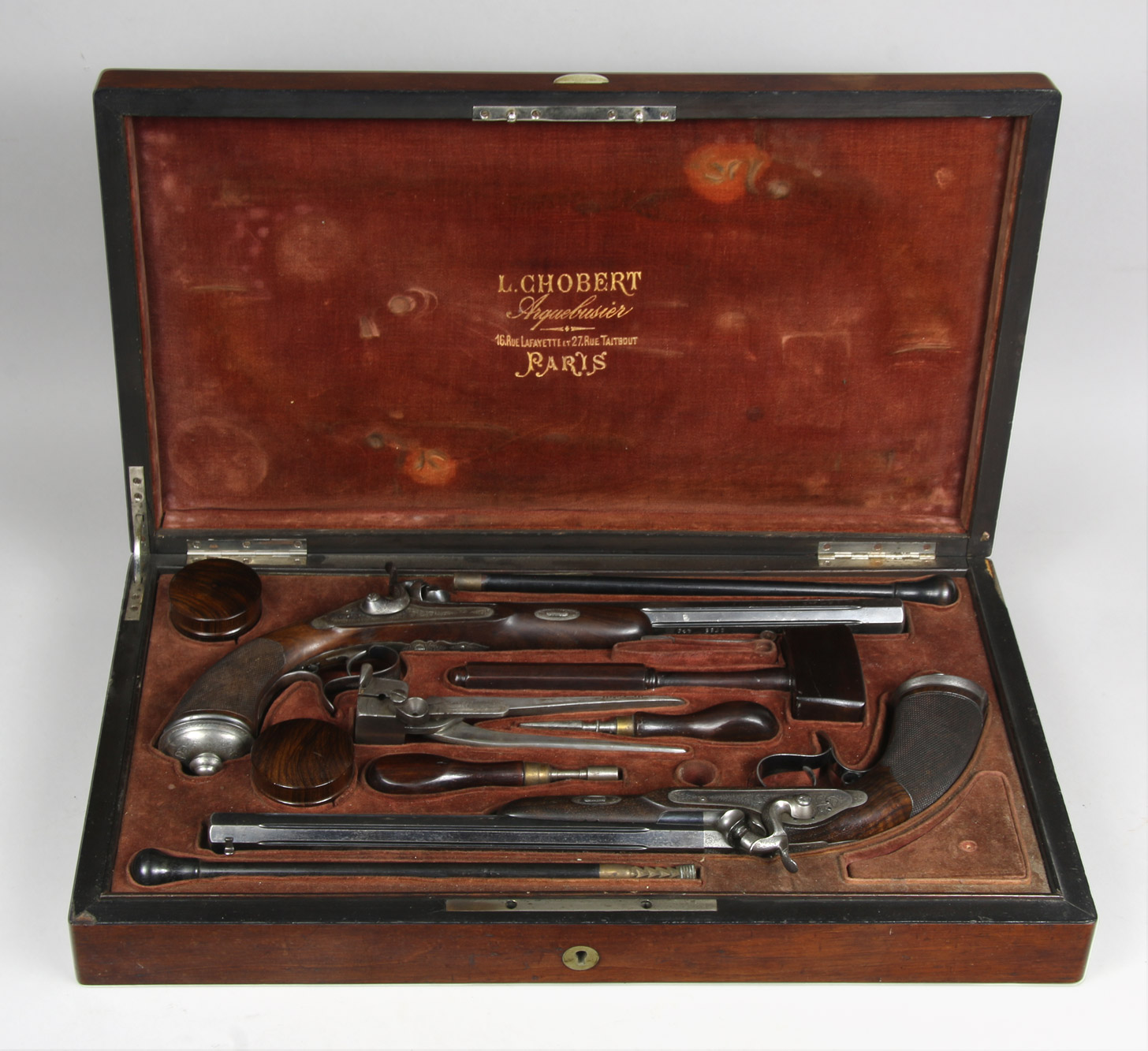  PAR DE ANTIGUAS PISTOLAS FRANCESAS DE DUELO CON ESTUCHE.