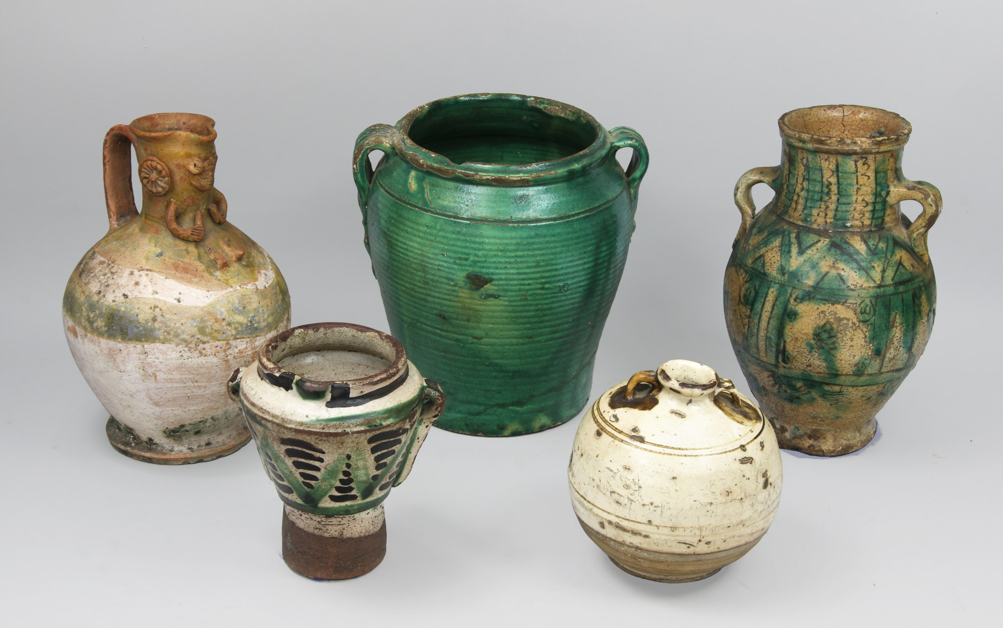 Lotes 652, 653, 654, 655 y 656: 
																		ANTIGUA VASIJA HISPANO MORISCA DE TERRACOTA.
																		ANTIGUA OLLA ESPAÑOLA DE CARAMICA ESMALTADA.
																		ANTIGUA TINAJA DE CERAMICA CATALANA DEL SIGLO XIX.
																		ANTIGUO MORTERO DE DE CERAMICA DE TERUEL DEL SIGLO XVIII.
																		ANTIGUA VASIJA ESPAÑOLA DEL SIGLO XIX.