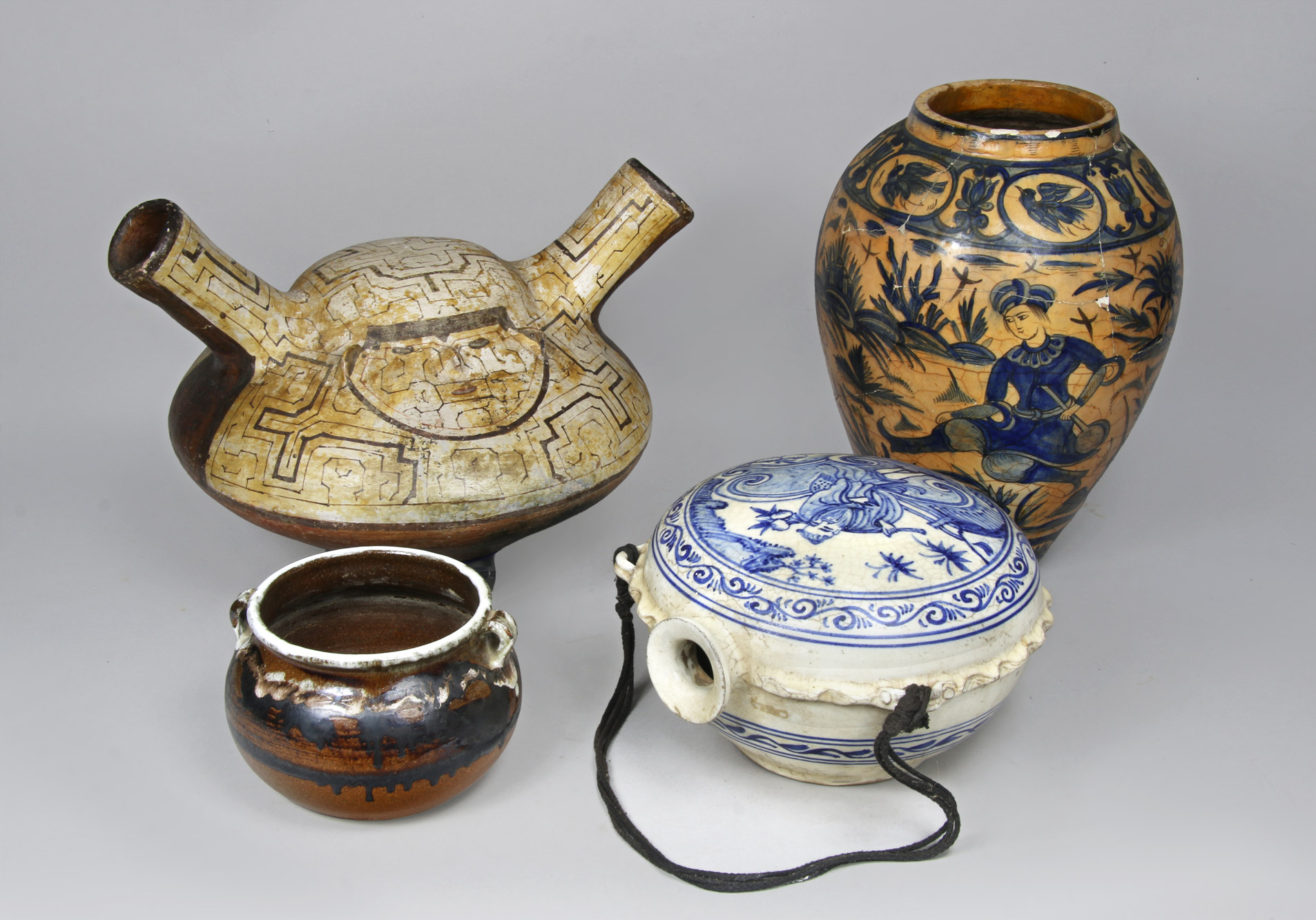 Lotes 657, 658, 659 y 660: 
																		ANTIGUA VASIJA ESCULTORICA SUDAMERICANA DE DOBLE PICO.
																		ANTIGUO VASO ESPAÑOL DE TERRACOTA ESMALTADA.
																		PEQUEÑA OLLA O VASIJA DE CERAMICA ESMALTADA.
																		ANTIGUA CANTIMPLORA EUROPEA DE CERAMICA DEL SIGLO XIX.