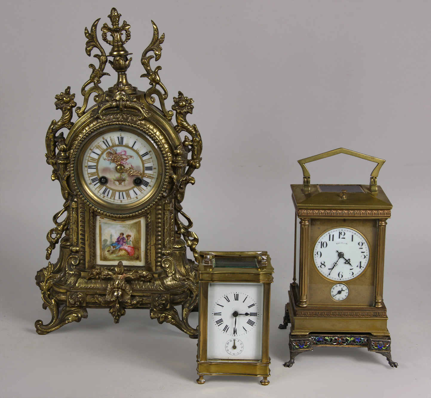 Lotes 833, 834 y 835:
RELOJ DE APOYO DE ESTILO FRANCES IMPERIO EN BRONCE.
'CARRIAGE CLOCK' FRANCES CON CAJA DE BRONCE DORADO.
CARRIAGE CLOCK INGLES CON CAJA DE BRONCE DORADO. Lotes 833, 834 y 835:
RELOJ DE APOYO DE ESTILO FRANCES IMPERIO EN BRONCE.
'CARRIAGE CLOCK' FRANCES CON CAJA DE BRONCE DORADO.
CARRIAGE CLOCK INGLES CON CAJA DE BRONCE DORADO.