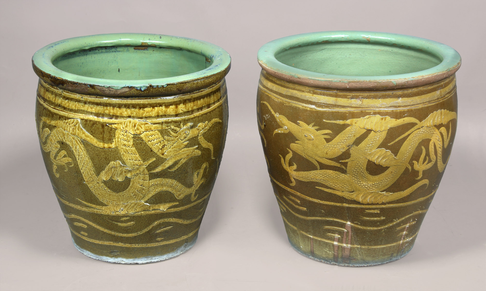  PAR DE GRANDES MACETEROS DE TERRACOTA ESMALTADA. 