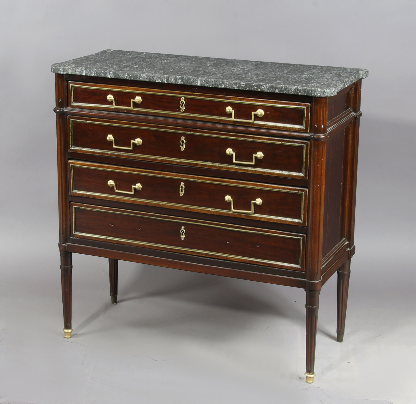 PEQUEÑA COMODA DE ESTILO FRANCES LUIS XVI. PEQUEÑA COMODA DE ESTILO FRANCES LUIS XVI.