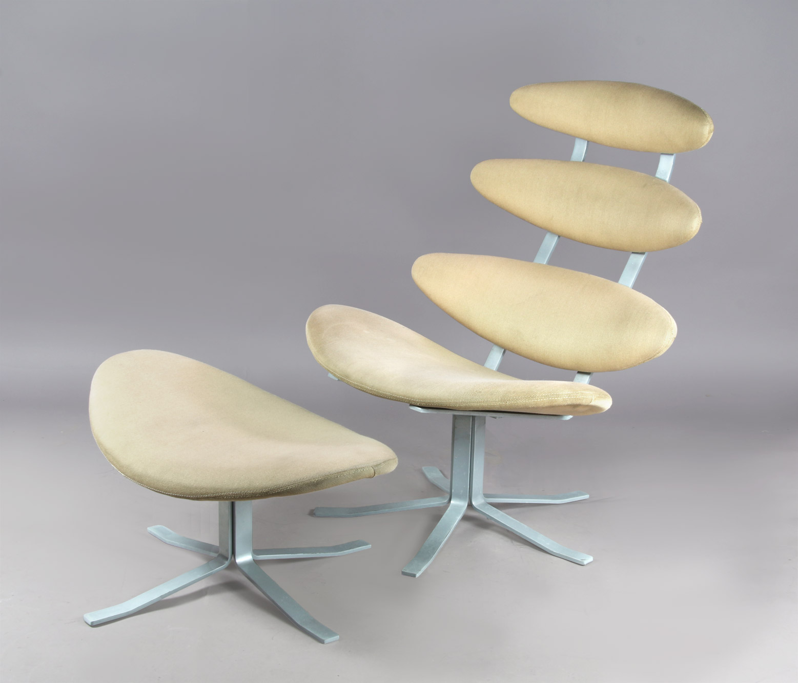  SILLON CORONA CON APOYA PIES DISEÑO DE POUL VOLTHER. 