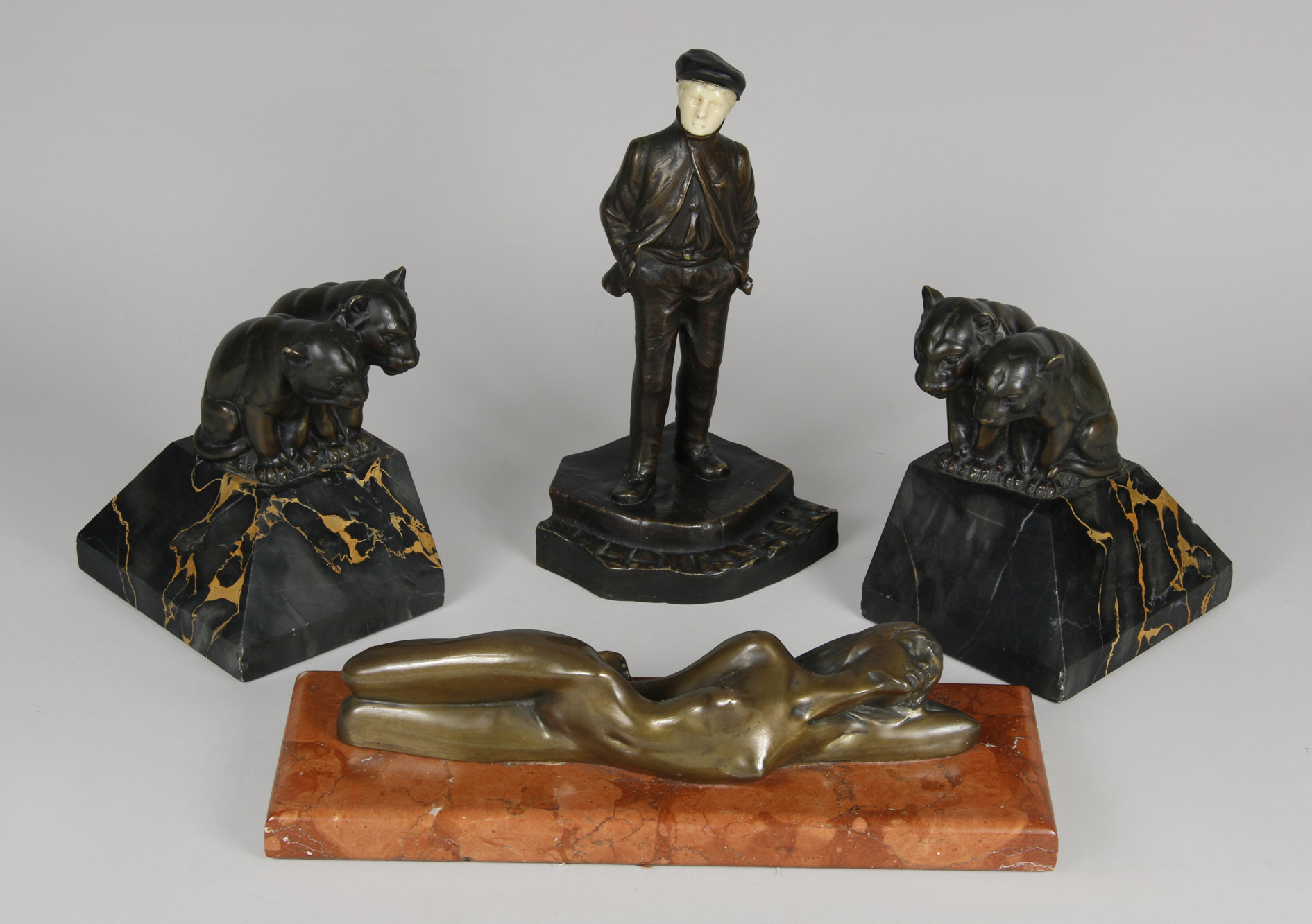 Lotes 724, 725 y 726: 
																		PAR DE SUJETA LIBROS DE BRONCE Y MARMOL.
																		DAMBROS George: 'FIGURA DE NIÑO'
																		'DESNUDO MUJER RECOSTADA'