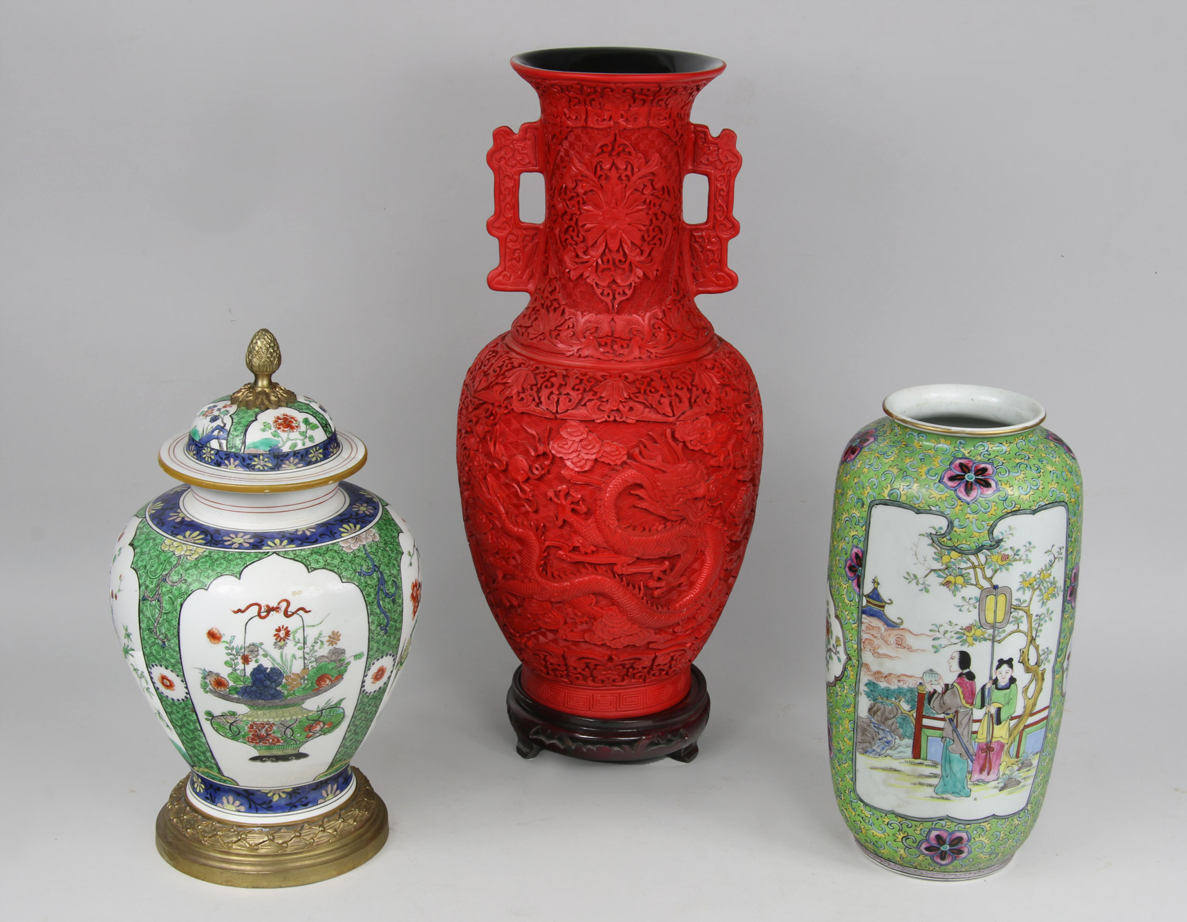 Lotes 690, 691 y 692:
POTICHE DE PORCELANA CHINA ESMALTADA CON TAPA.
ANFORA DE LACA CHINA ROJA TALLADA.
VASO DE PORCELANA CHINA ESMALTADA. Lotes 690, 691 y 692:
POTICHE DE PORCELANA CHINA ESMALTADA CON TAPA.
ANFORA DE LACA CHINA ROJA TALLADA.
VASO DE PORCELANA CHINA ESMALTADA.