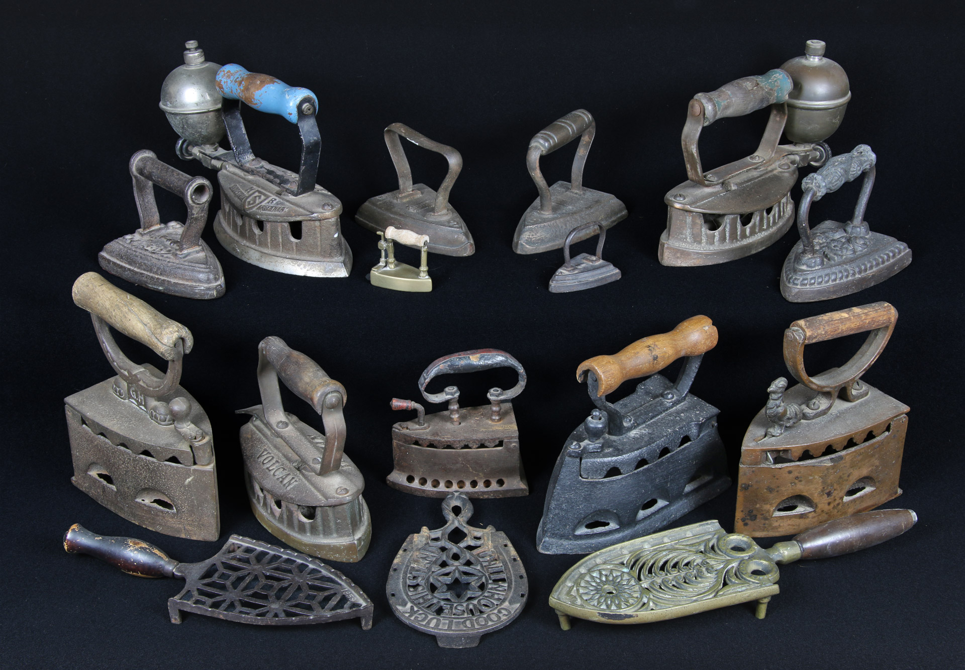  LOTE FORMADO POR 15 PLANCHAS ANTIGUAS Y 3 APOYA PLANCHAS.