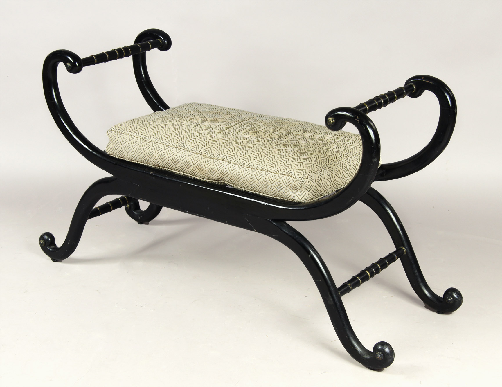  BANQUETA ESTILO INGLES RECUBIERTA POR LACA NEGRA. 