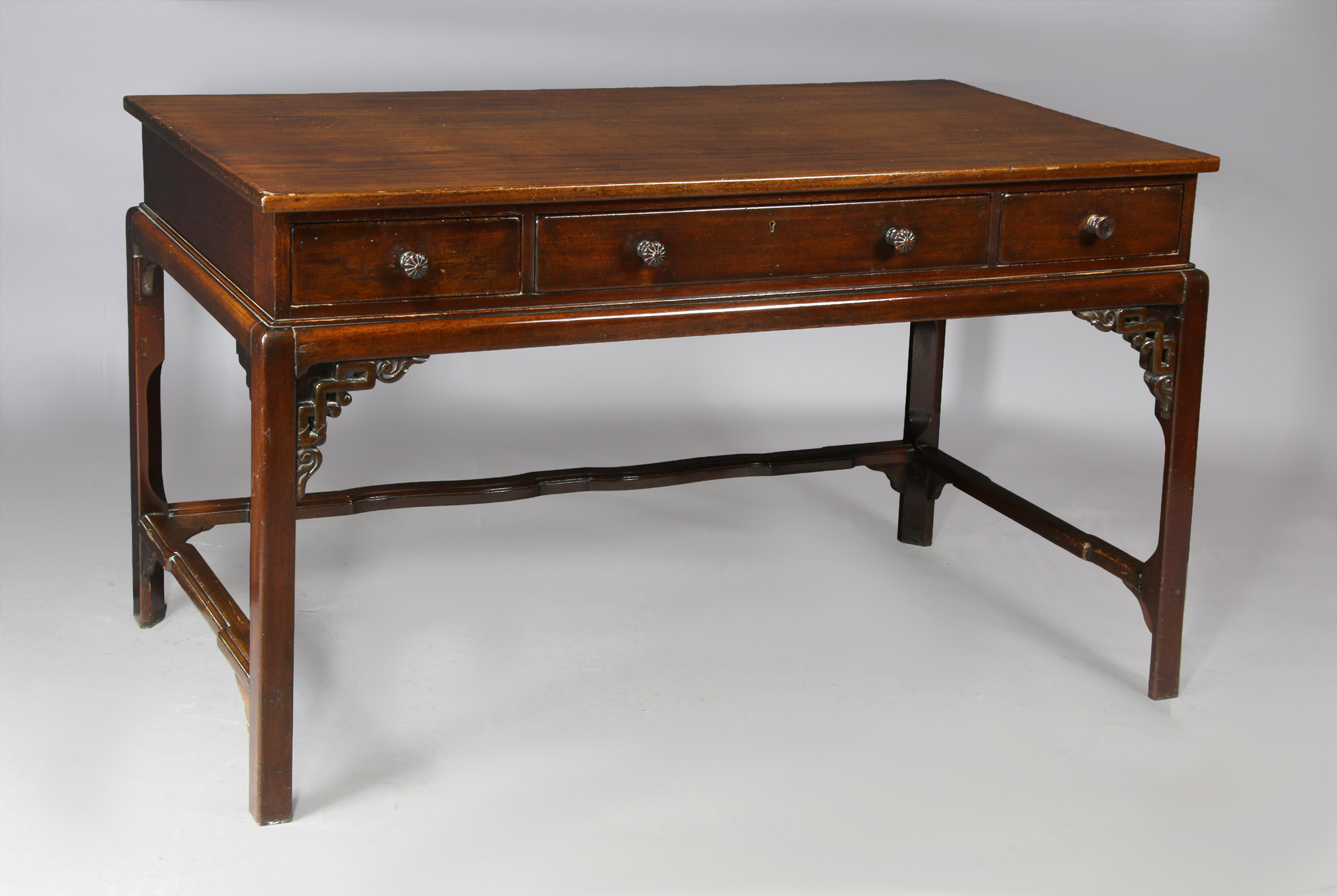 MESA ESCRITORIO O DE ARRIMO DE ESTILO ORIENTAL . MESA ESCRITORIO O DE ARRIMO DE ESTILO ORIENTAL .