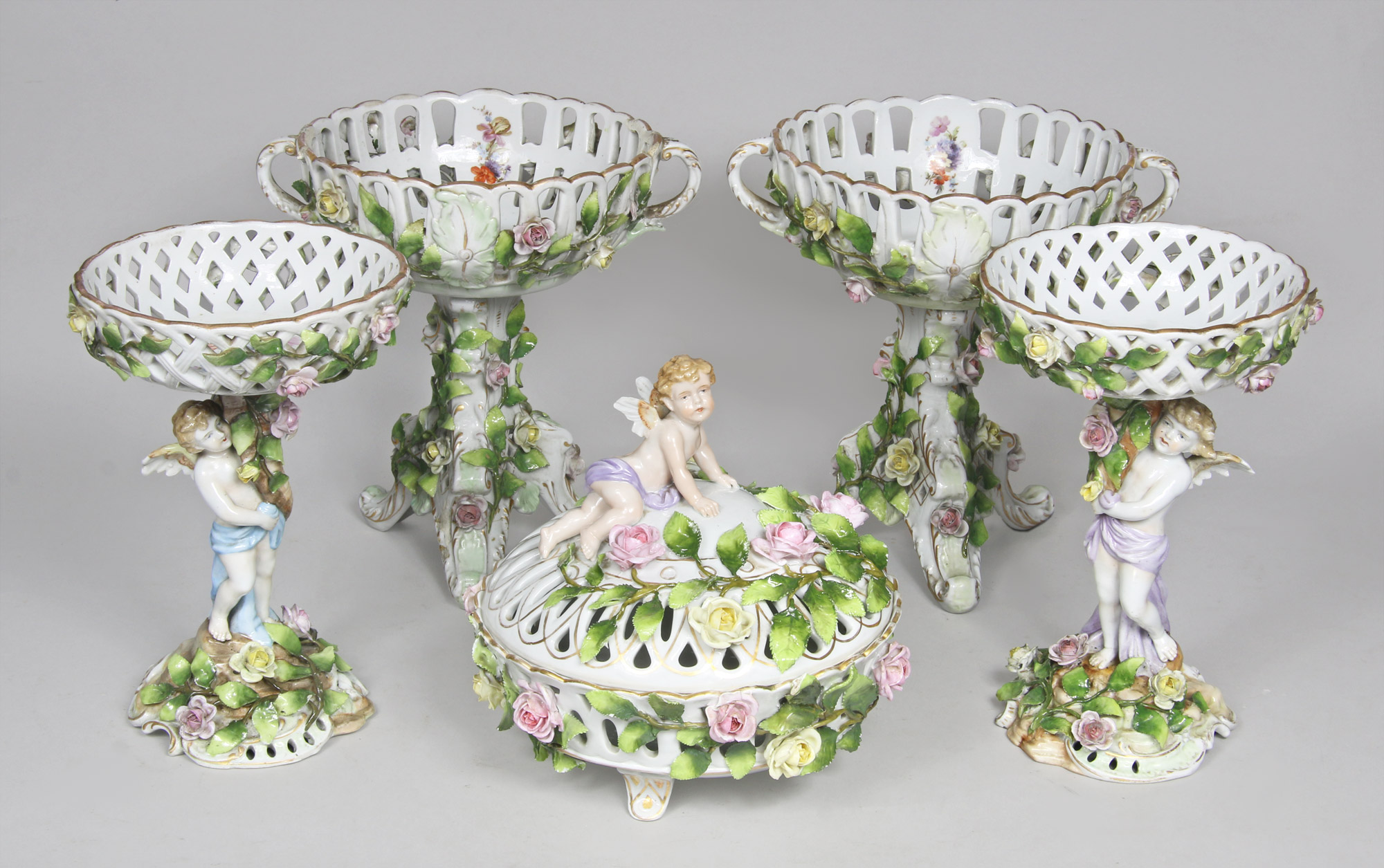  CINCO CENTROS CALADOS DE PORCELANA ALEMANA DECORADA.