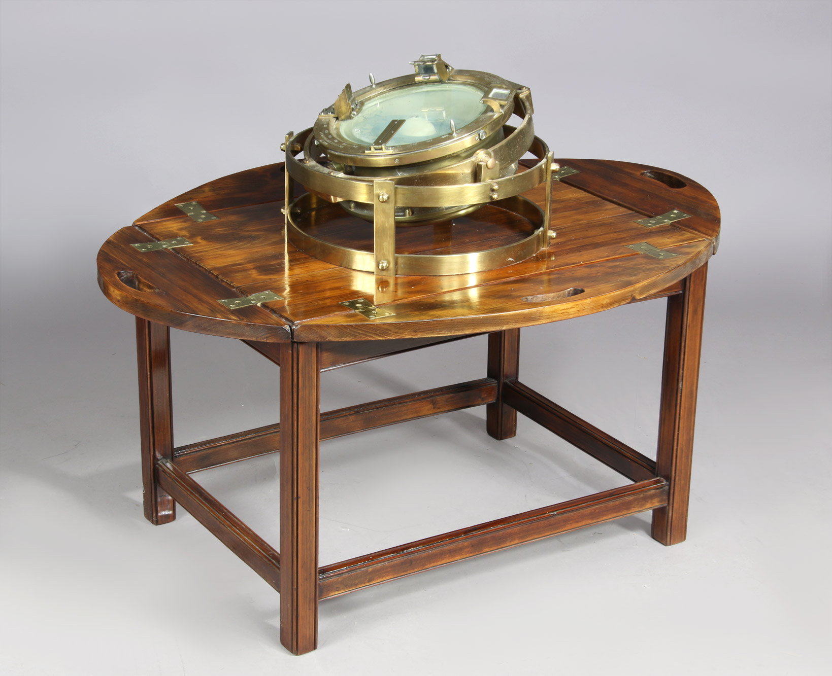  ANTIGUA BRUJULA NAVAL CON MESA DE APOYO. 