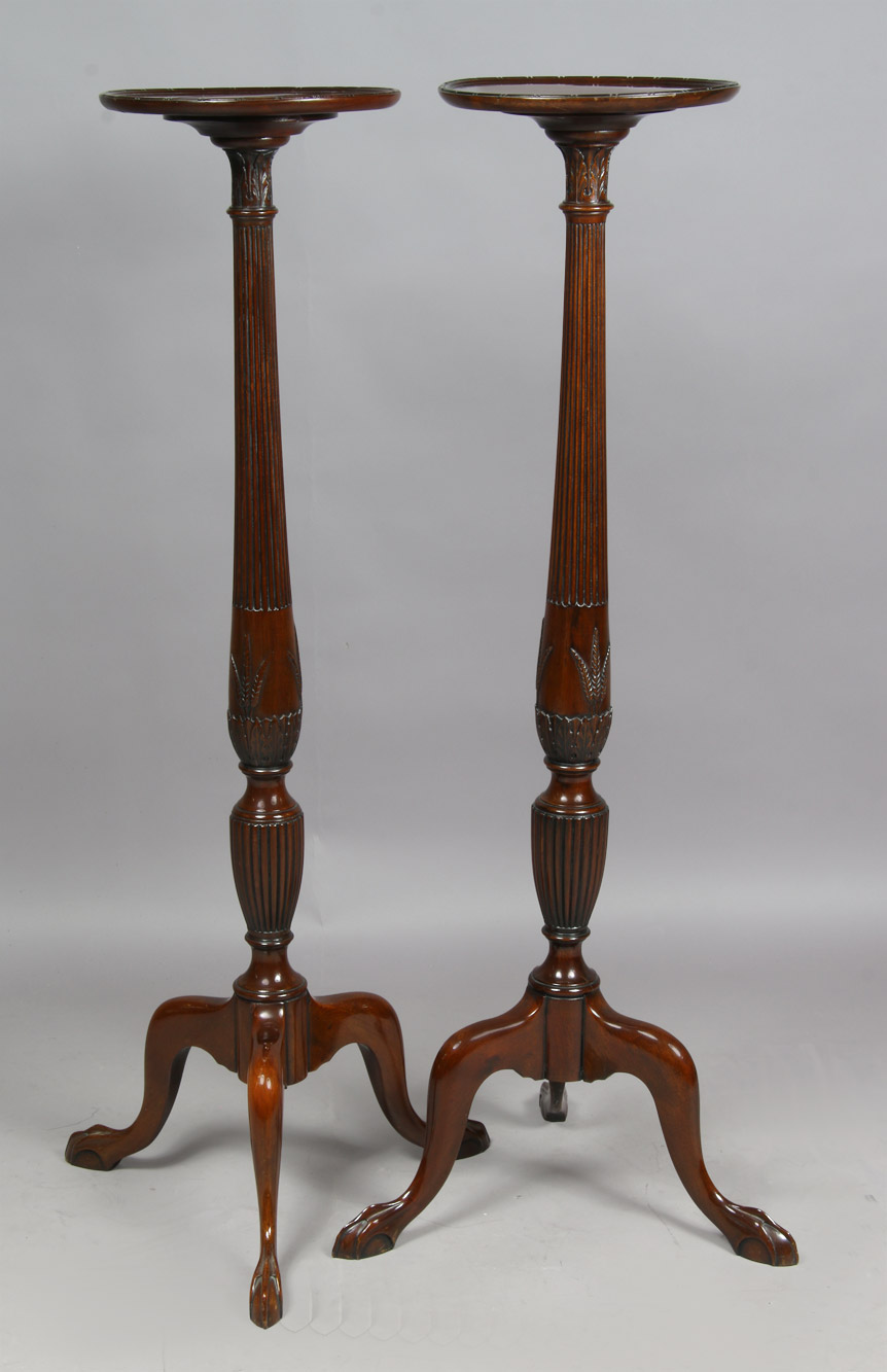 PAR DE 'TRIPOD CANDLE STANDS' INGLESAS VICTORIANAS. PAR DE 'TRIPOD CANDLE STANDS' INGLESAS VICTORIANAS.