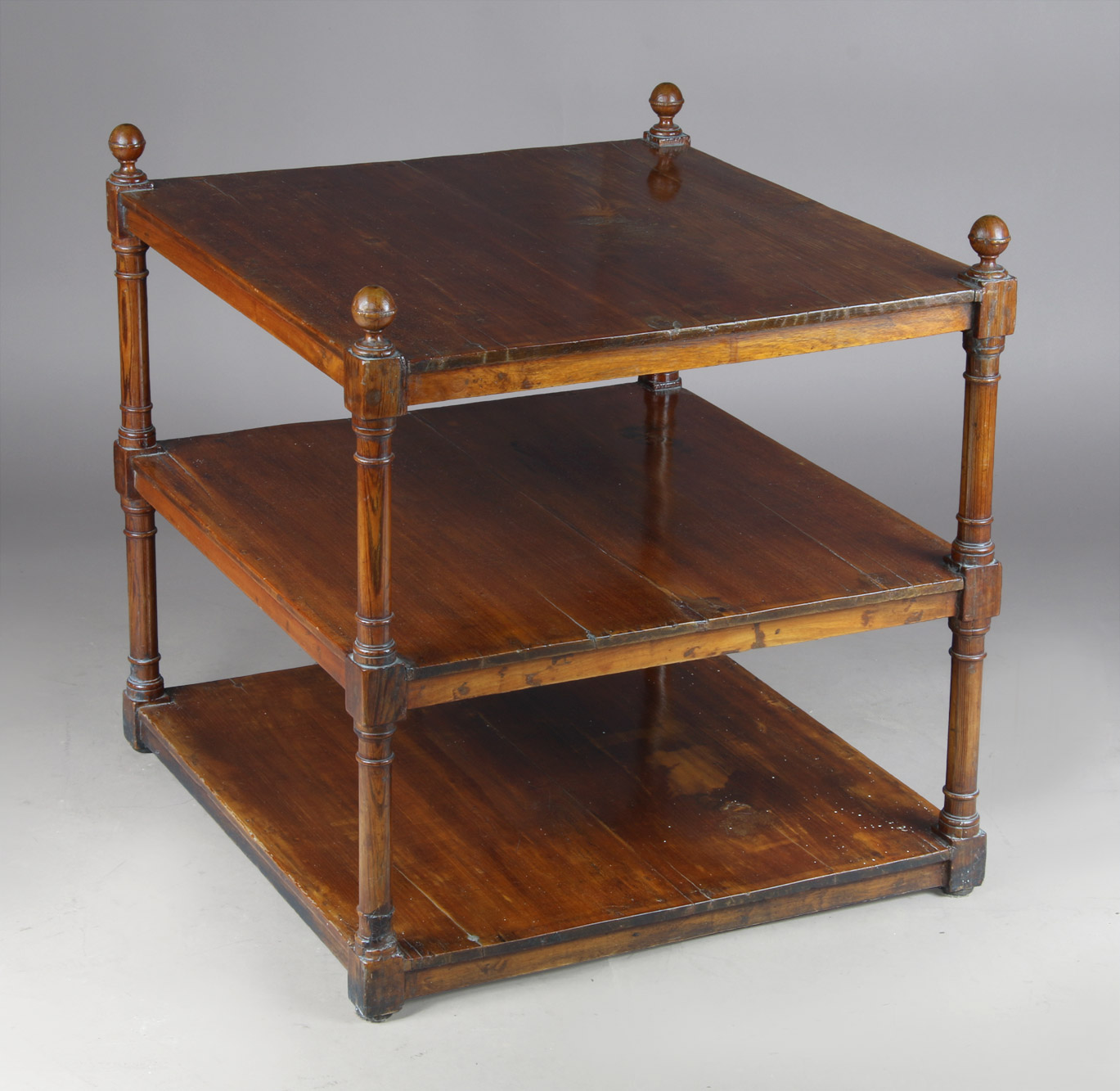 MESA BAJA CUADRANGULAR DE TRES ESTANTES. MESA BAJA CUADRANGULAR DE TRES ESTANTES.