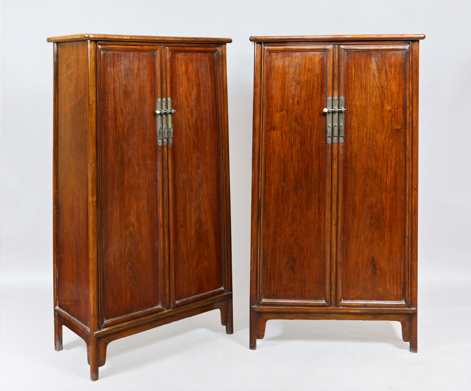 PAR DE ARMARIOS CHINOS DE ARRIMO. PAR DE ARMARIOS CHINOS DE ARRIMO.