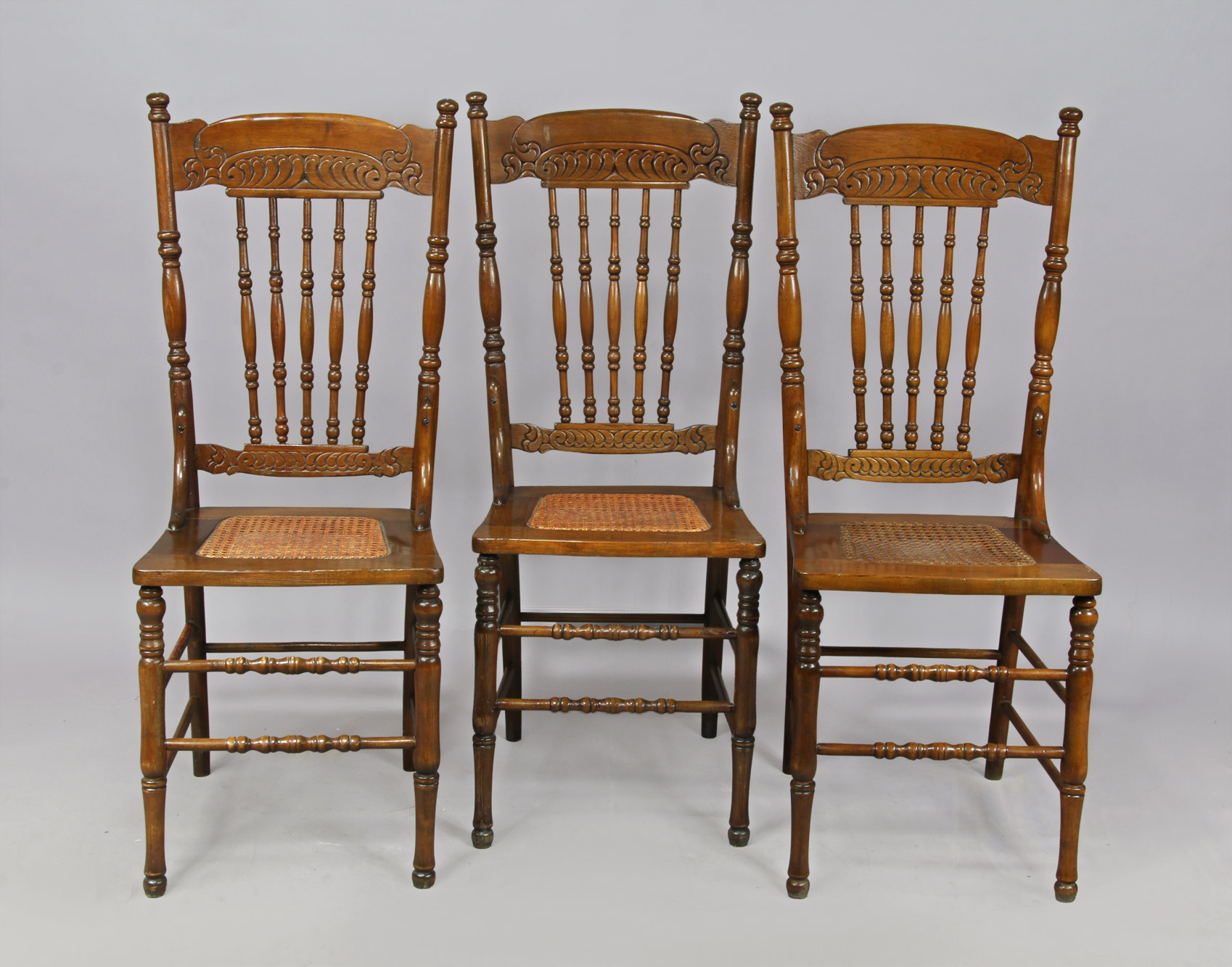  SEIS SILLAS AMERICANAS DE MADERA CLARA. 