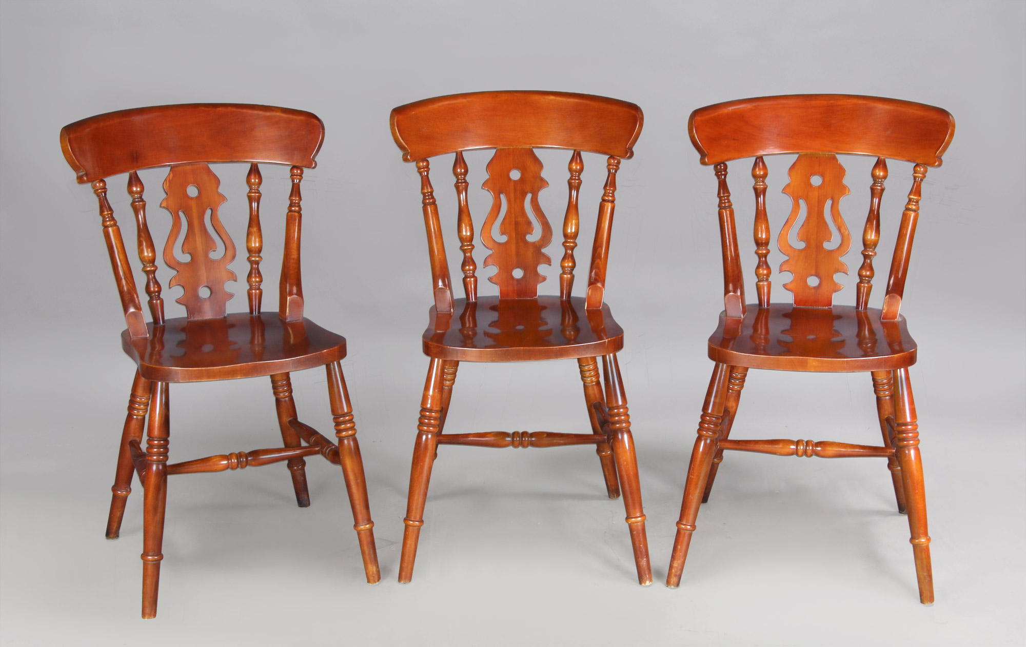  OCHO SILLAS DE MADERA CLARA PARA COMEDOR. 