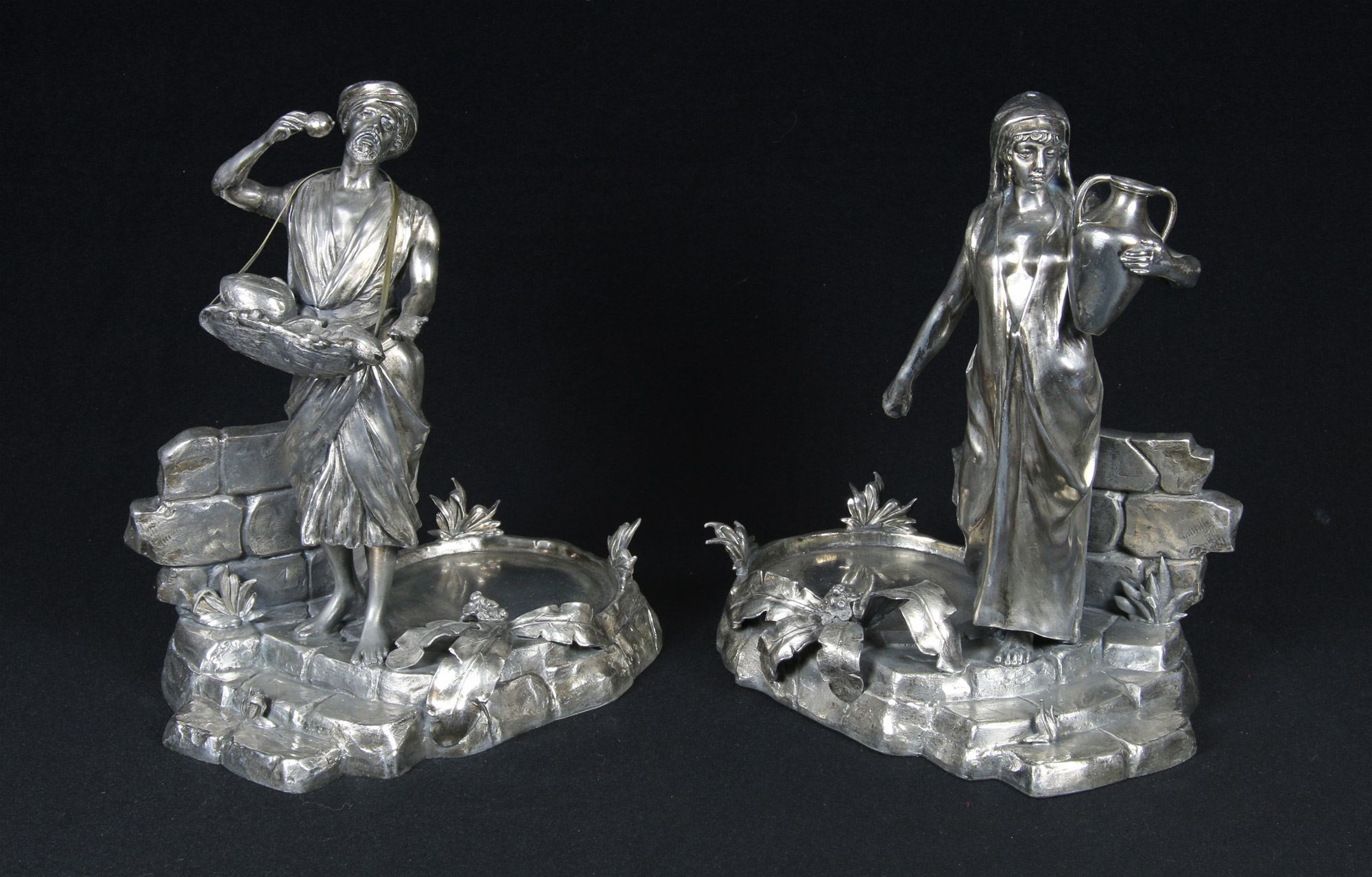  PAR DE POSABOTELLAS ORIENTALES DE METAL PLATEADO. 