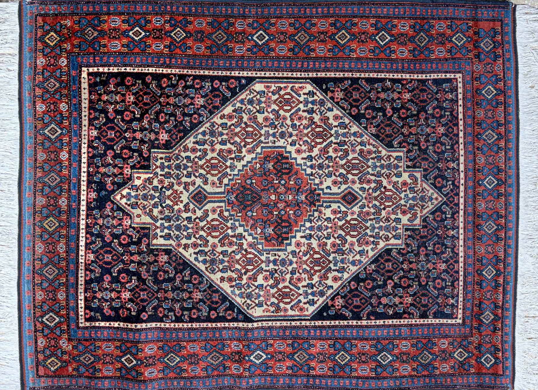 PEQUEÑA ALFOMBRA PERSA DE LANA TEJIDA A MANO. PEQUEÑA ALFOMBRA PERSA DE LANA TEJIDA A MANO.