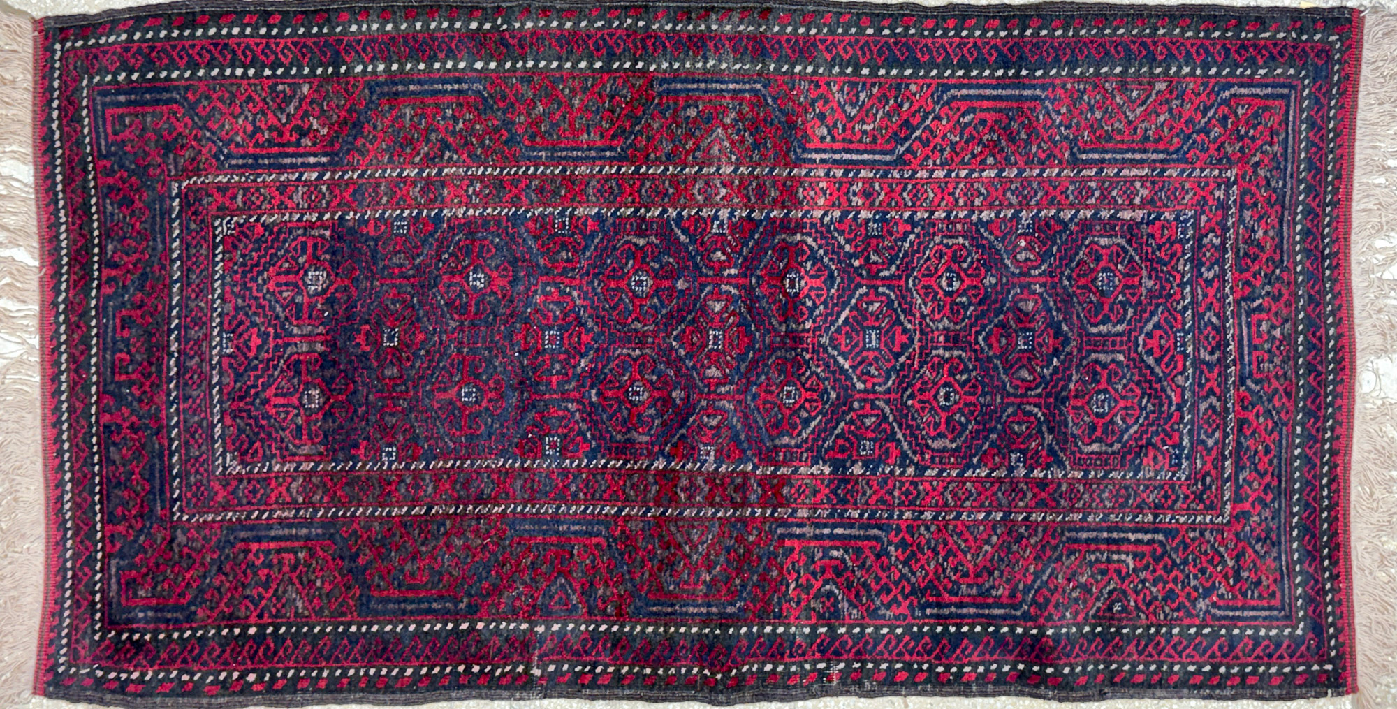  PEQUEÑA ALFOMBRA DE LANA TEJIDA A MANO. 