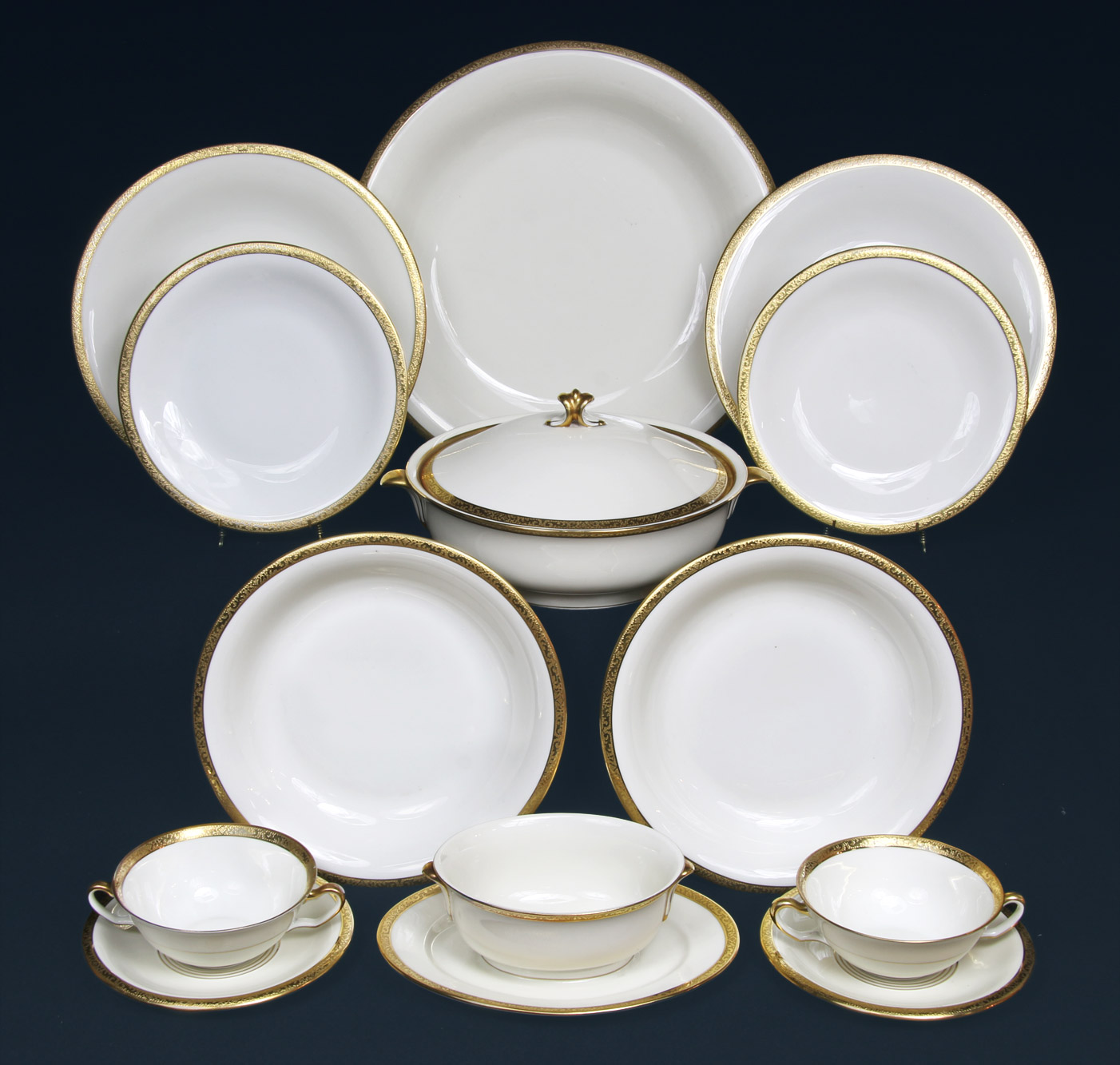 JUEGO DE PORCELANA ALEMANA HOHENBERG PARA MESA. JUEGO DE PORCELANA ALEMANA HOHENBERG PARA MESA.