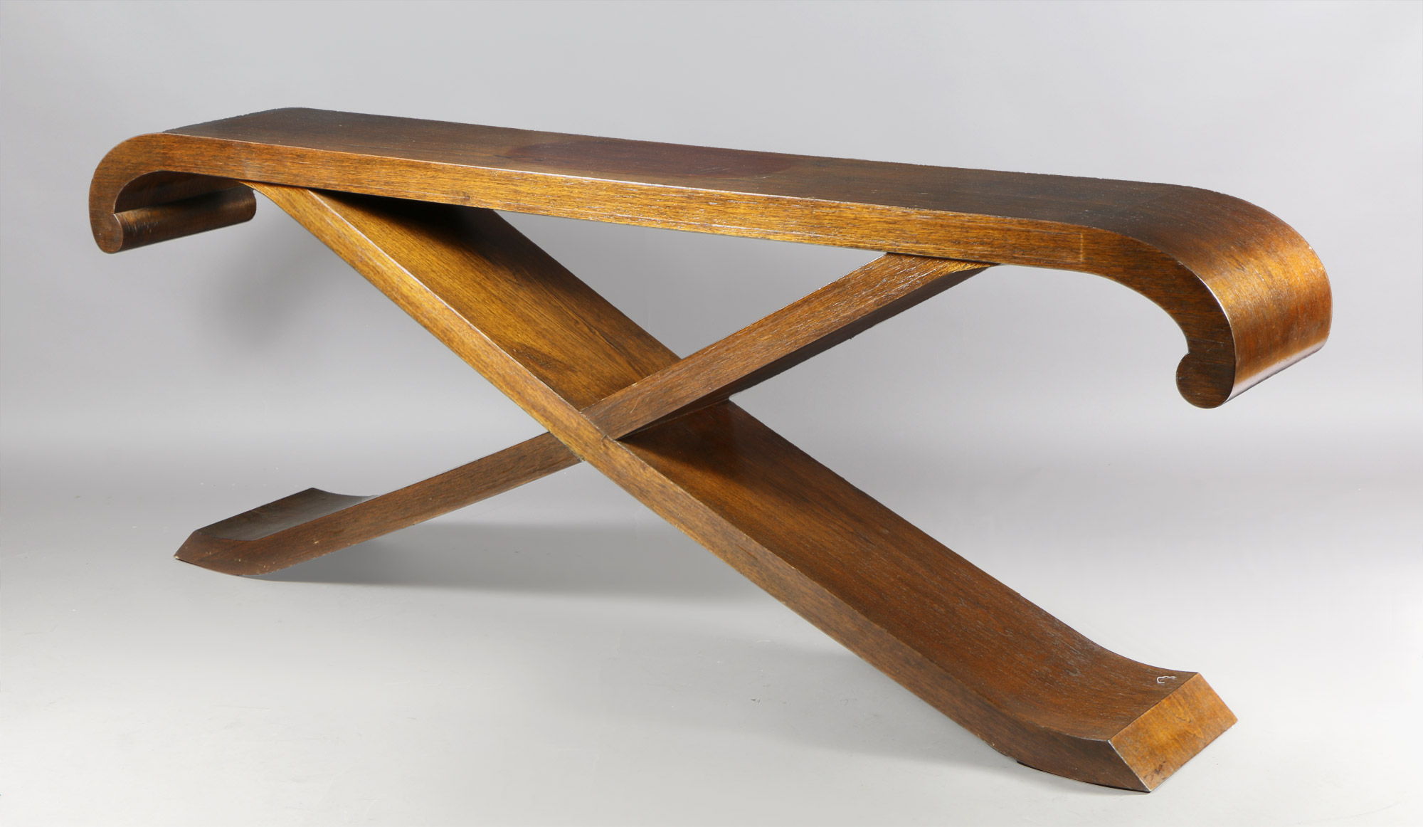  MESA CONSOLA DE LINEA MODERNA EN MADERA ENCHAPADA. 