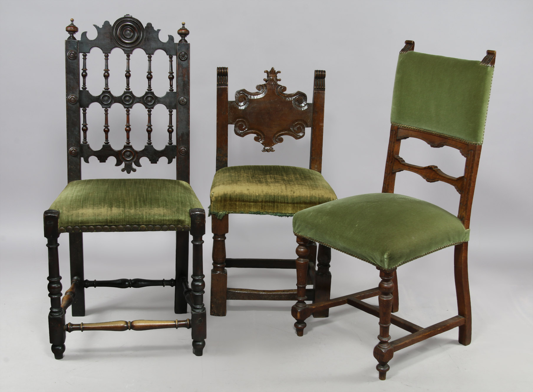  TRES ANTIGUAS SILLAS ESPAÑOLAS DE ESTILO BARROCO.