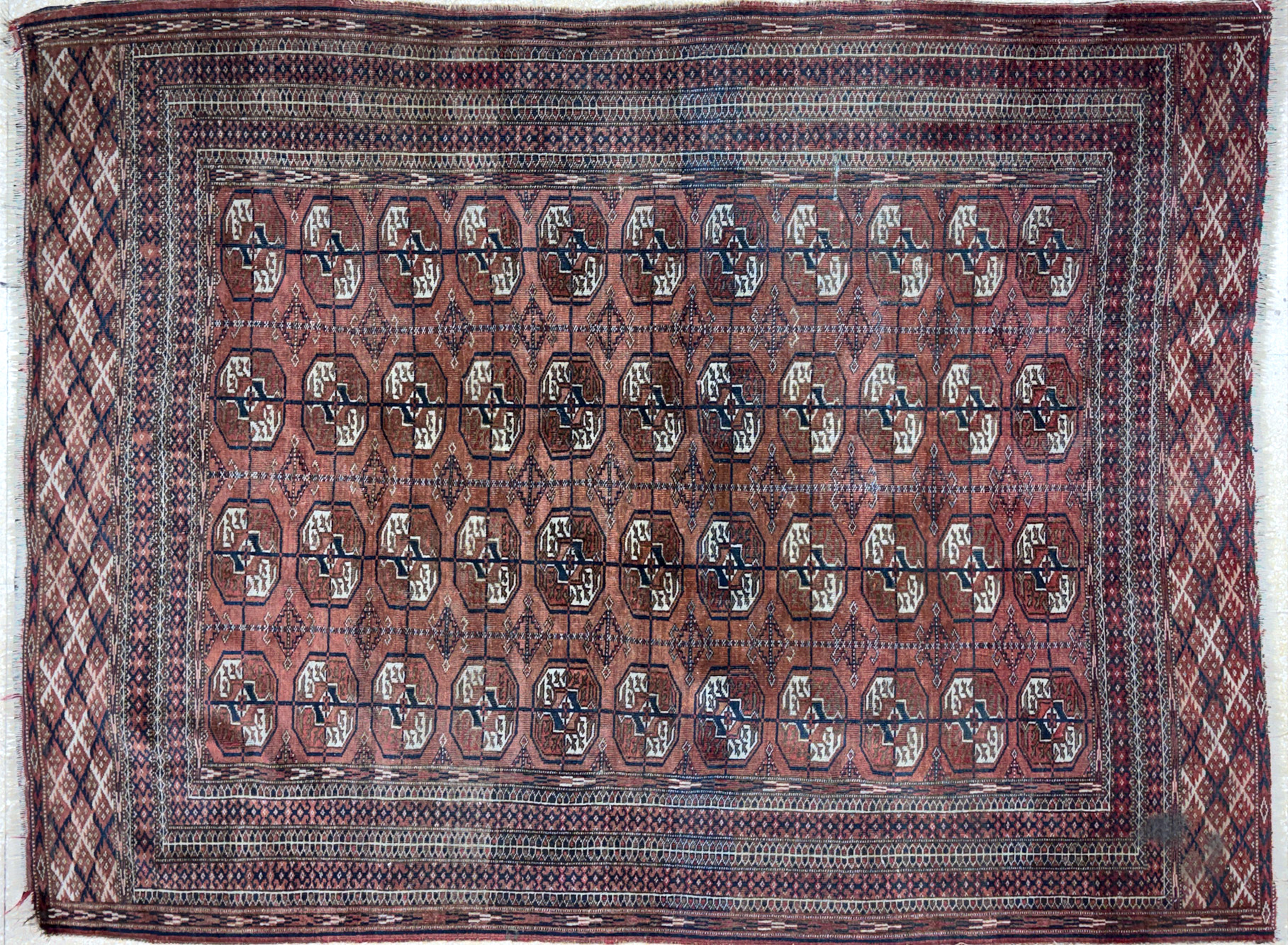  PEQUEÑA ALFOMBRA BOUCKARA DE LANA TEJIDA A MANO. 