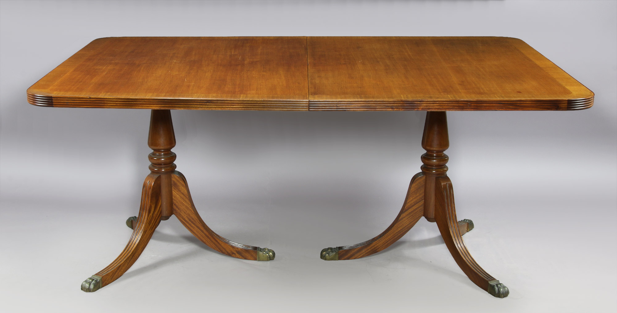  MESA ESTILO INGLES DE DOS PEDESTALES PARA COMEDOR. 