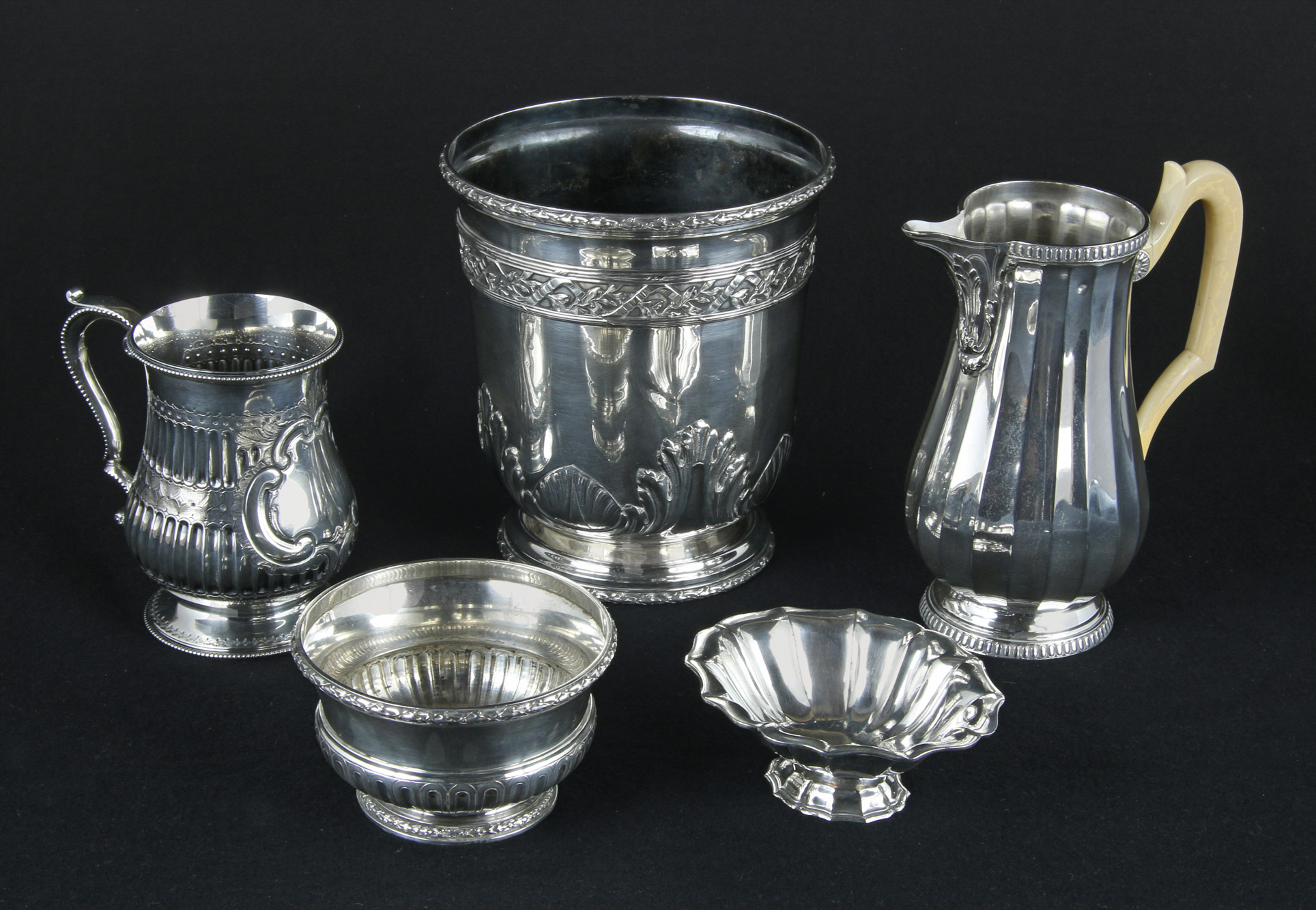 Lotes 631, 632, 633: 
																		PEQUEÑA JARRA DE PLATA INGLESA SELLADA.
																		HIELERA O BALDE DE PLATA FRANCESA SELLADA.
																		CAFETERA DE PLATA FRANCESA SELLADA SIN TAPA.