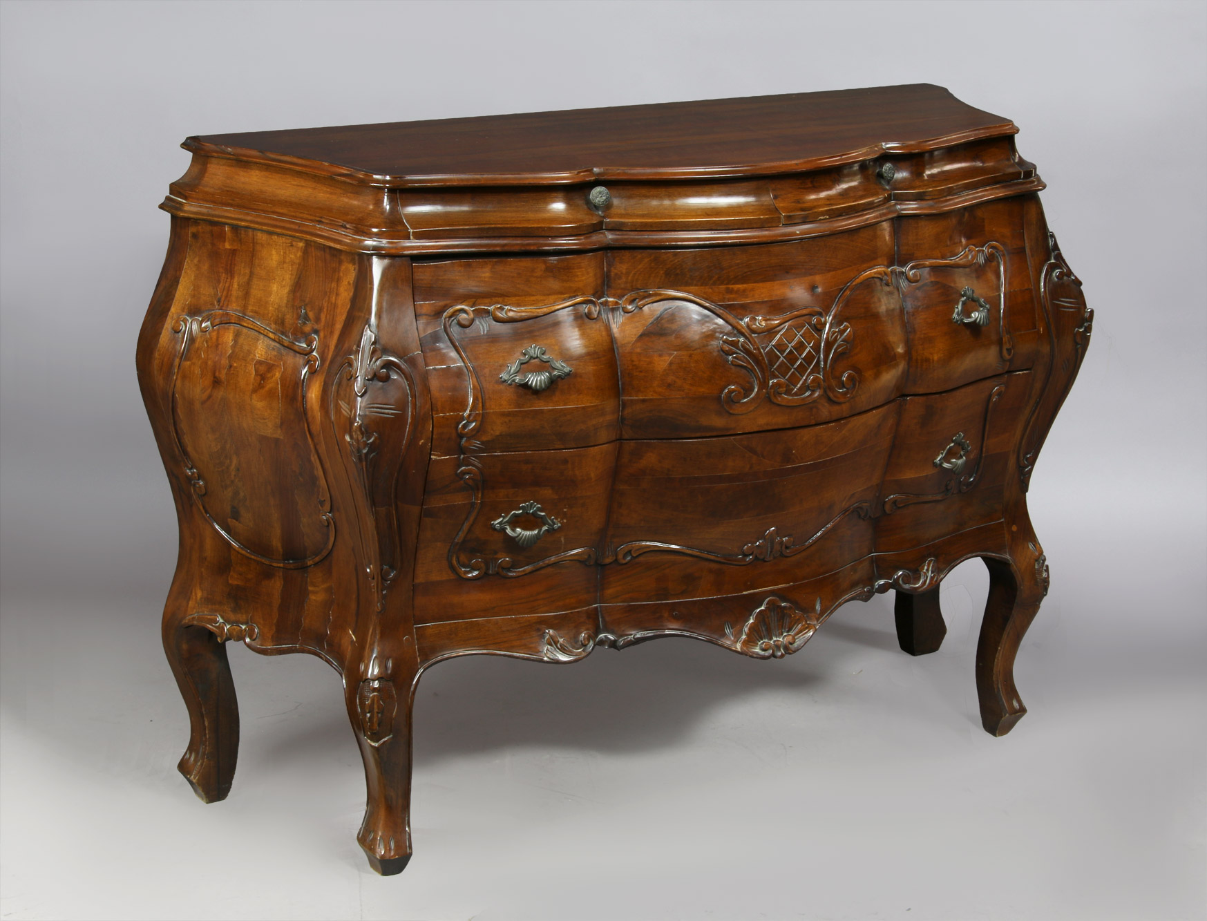 COMODA DE ARRIMO CON FRENTE BOMBE. COMODA DE ARRIMO CON FRENTE BOMBE.